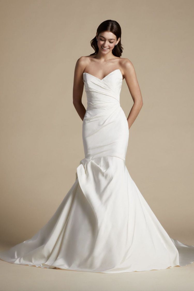 เลือกชุดแต่งงาน ทรง trumpet เหมาะกับสาวตัวเล็กที่ต้องการเน้นทรวดทรง