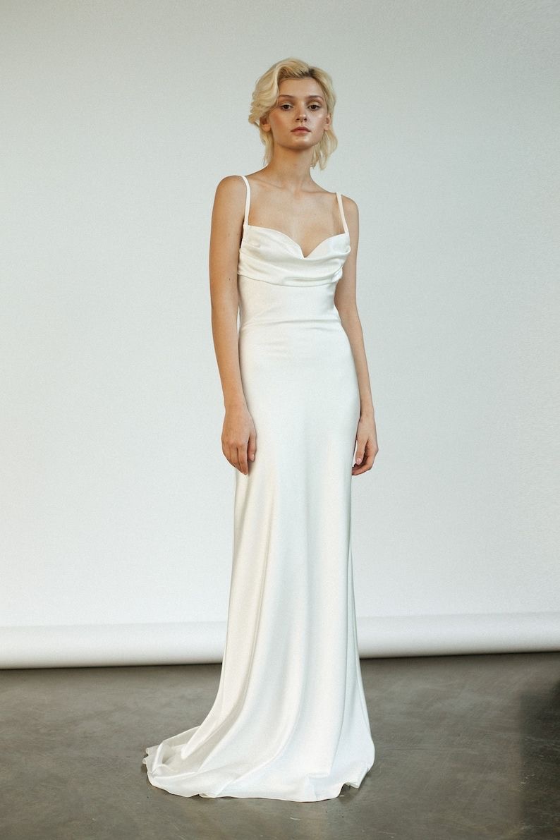 เลือกชุดงานแต่งทรงแบบ slip เน้นความเรียบง่ายแต่สง่างาม