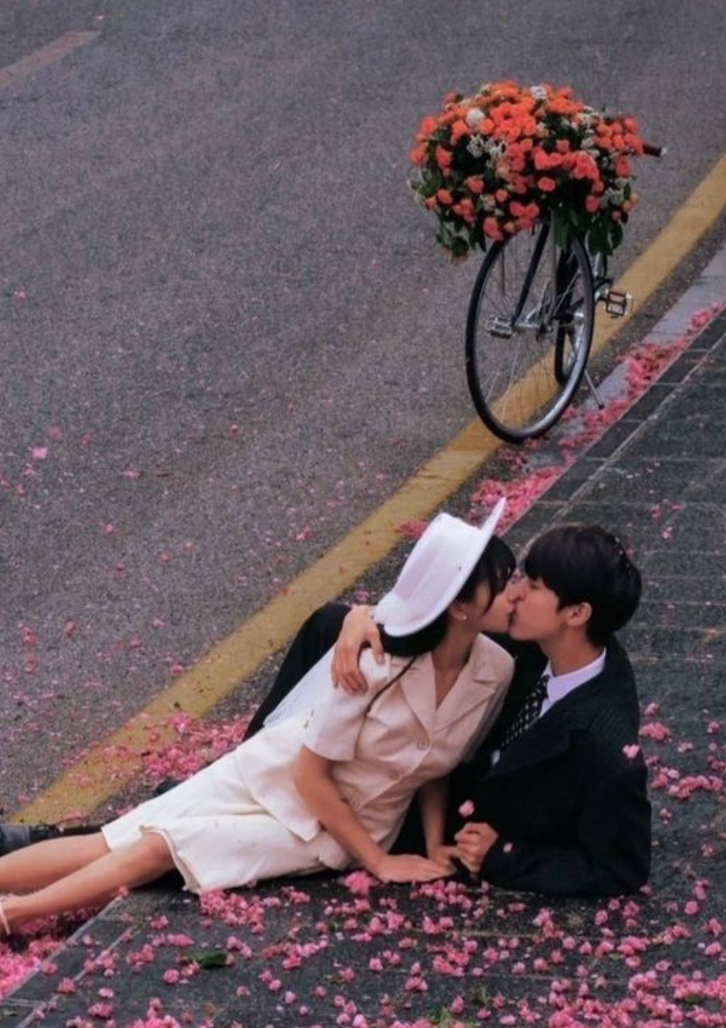 ชุดถ่ายพรีเวดดิ้งแนวสตรีทเก๋ ๆ กับบ่าวสาวในยุค 90s