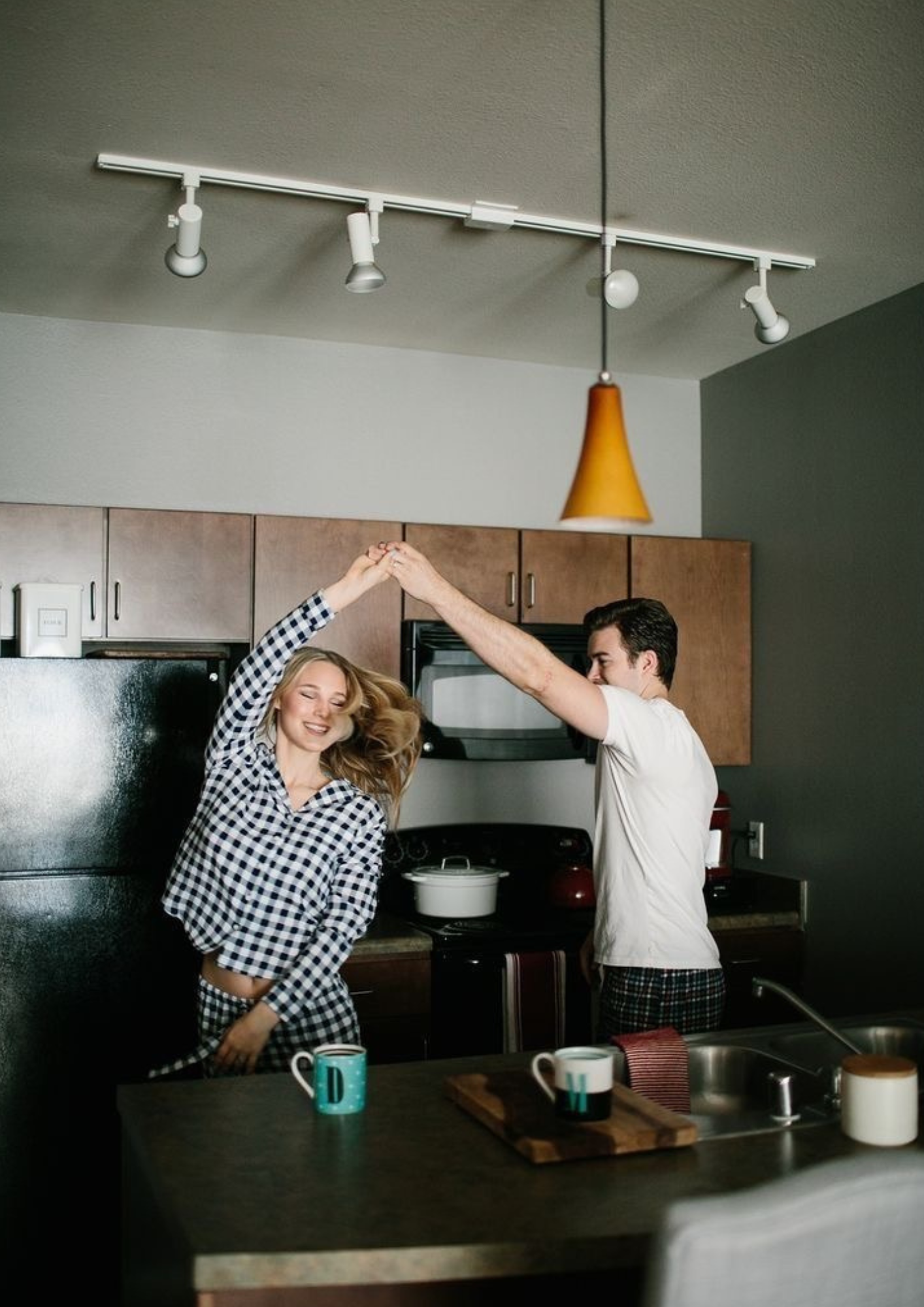 ชุดถ่ายพรีเวดดิ้งสบาย ๆ กับงานเต้นรำในห้องครัวกับกลิ่นหอมของอาหารเช้า