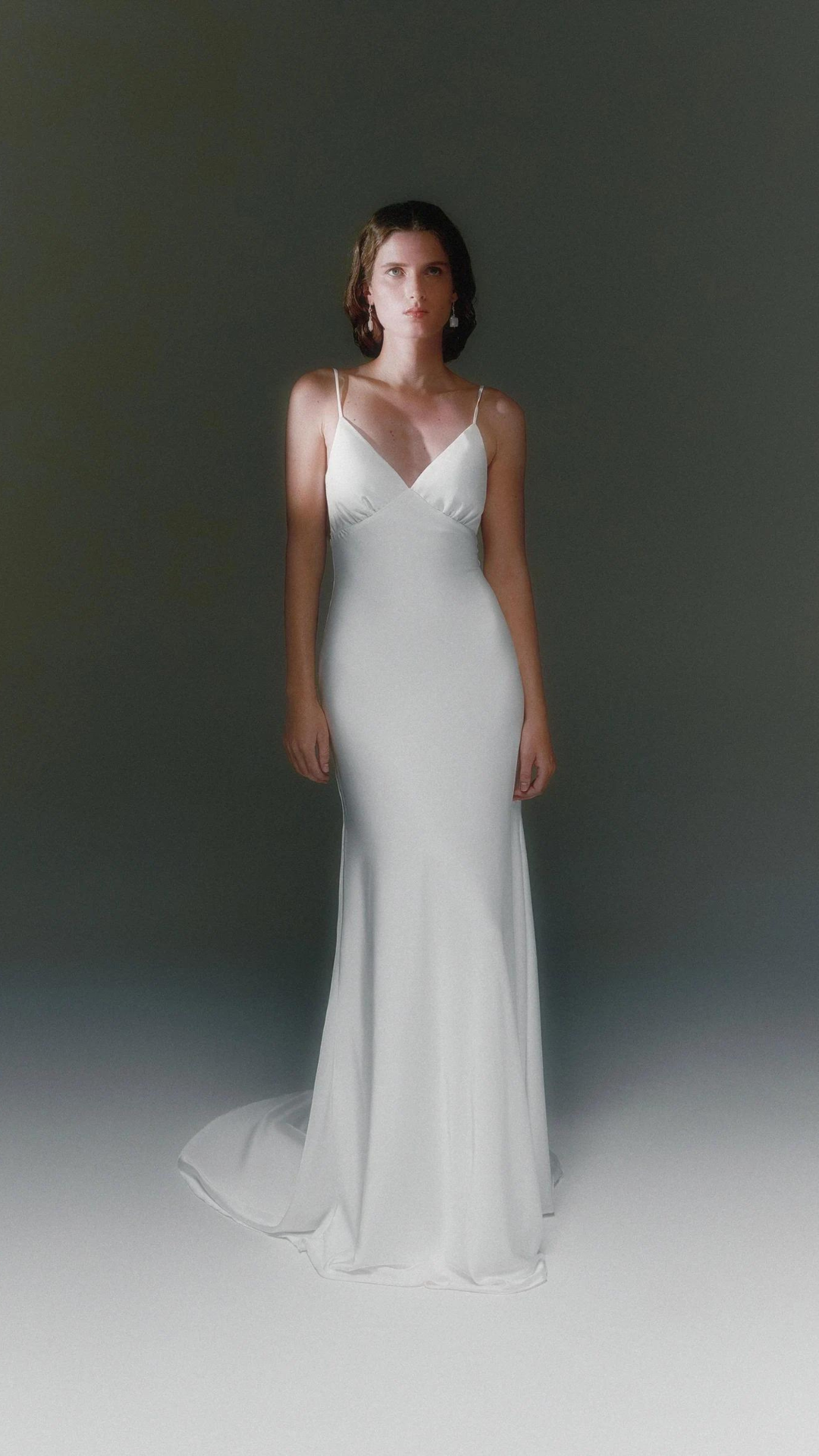 เลือกชุดแต่งงานทรง Slip ผ้าปล่อย ๆ เรียบหรู