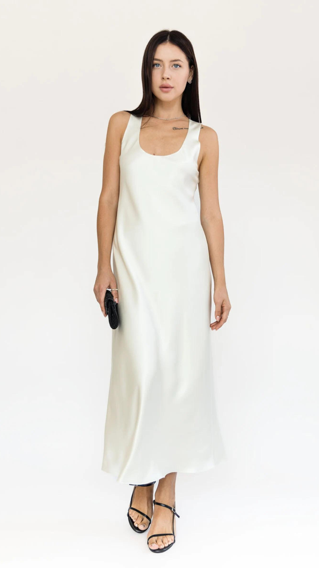 เลือกชุดแต่งงานทรง Slip เน้นความเรียบง่ายแต่มั่นใจ