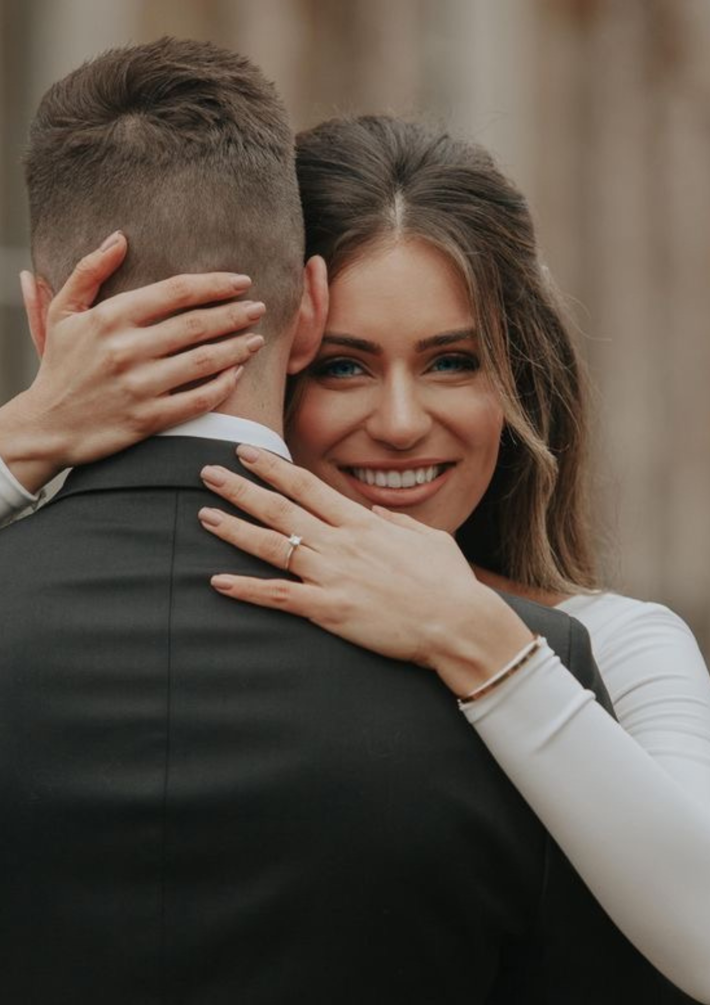 ท่าถ่ายพรีเวดดิ้งที่มาพร้อมกับการอวดแหวนแต่งงานให้เขารู้กัน