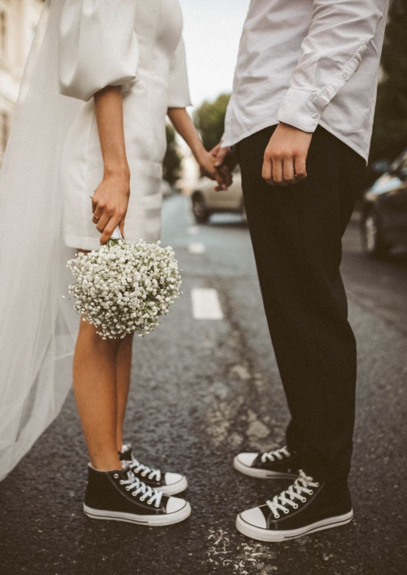 รองเท้าผ้าใบที่จะขาดไปไม่ได้สำหรับการถ่ายชุพรีเวดดิ้งสตรีท