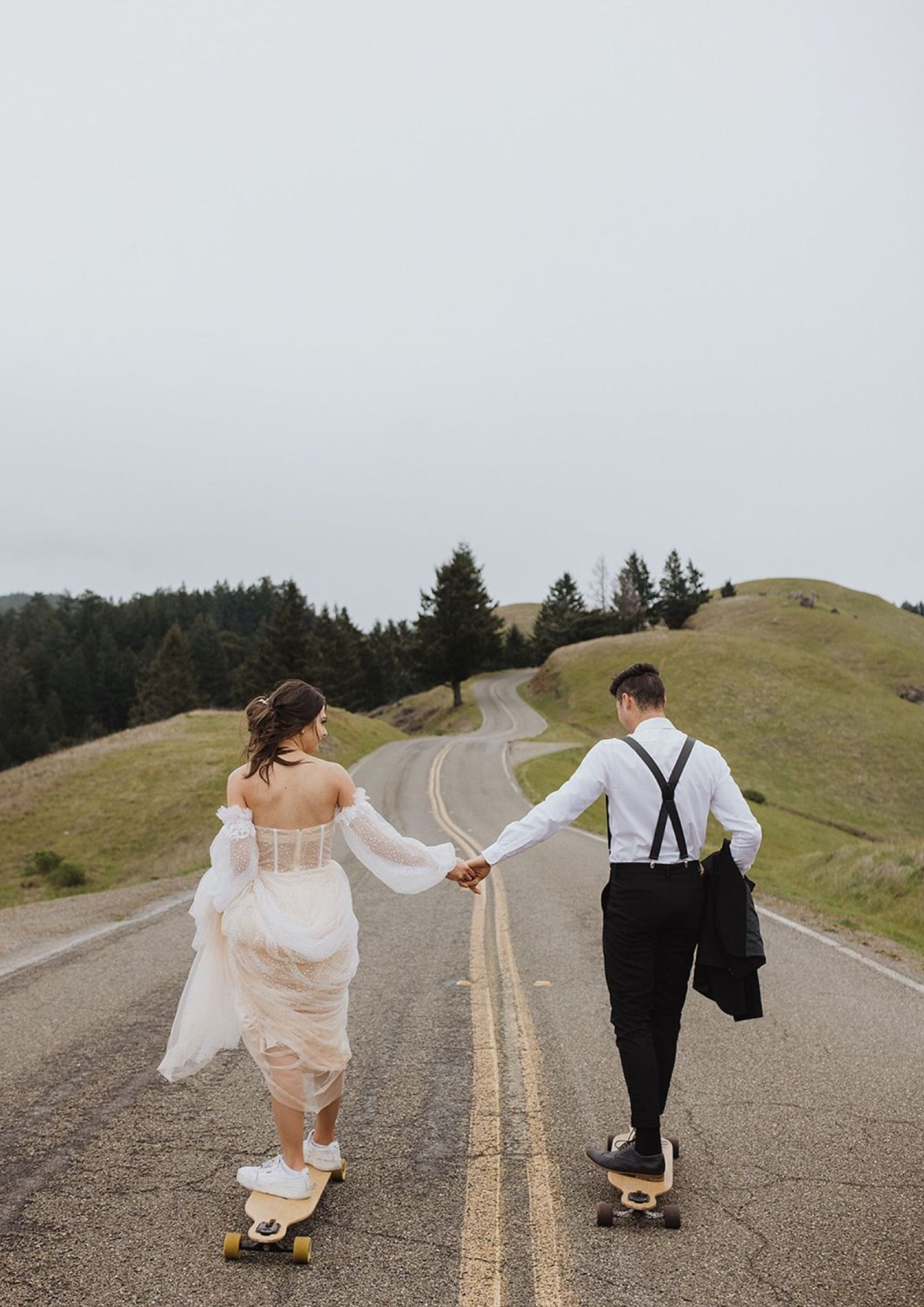 ท่าถ่ายพรีเวดดิ้งจับมือไปกับสเก็ตบอร์ดคู่ใจ