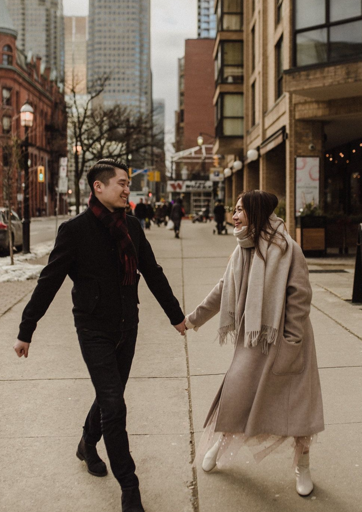 แม้จะเป็นเสื้อผ้าเมืองหนาวแต่ก็ถ่ายพรีเวดดิ้งแนวสตรีทได้