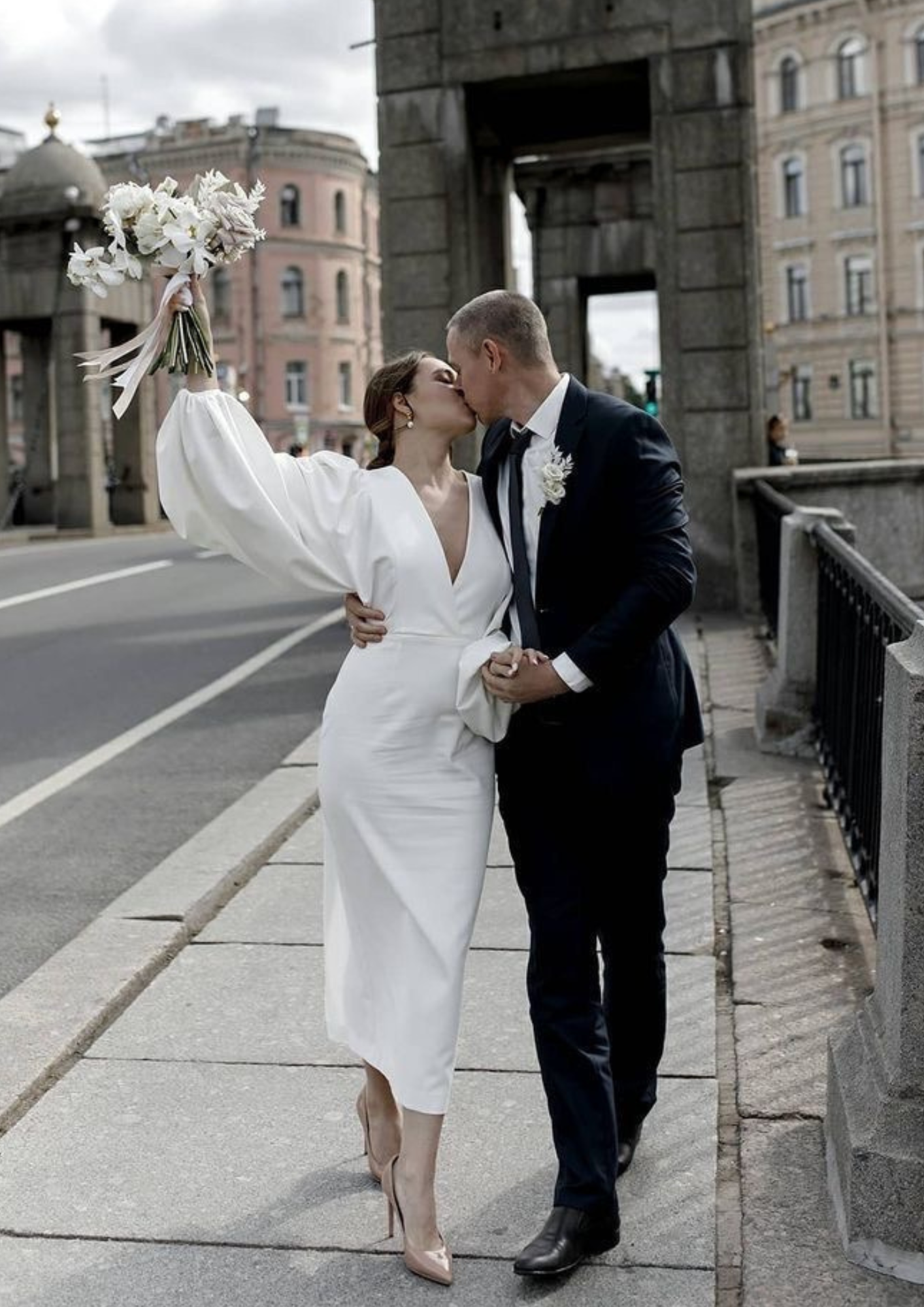 ชุดแต่งงานเต็มยศก็เป็นชุดพรีเวดดิ้งสตรีทได้นะ