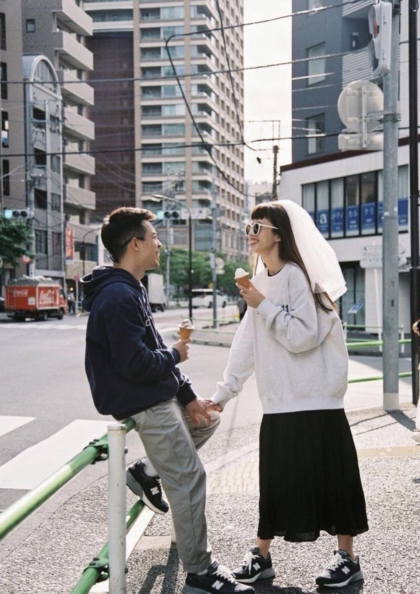 ลองหยิบเสื้อสเวทเตอร์มาเป็นชุดถ่ายพรีเวดดิ้งแนวสตรีทดูสิ