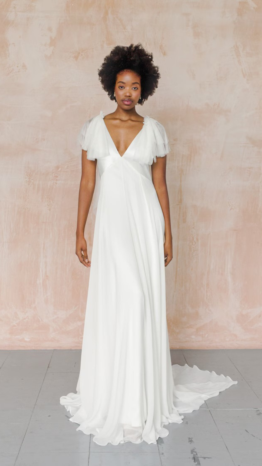 เลือกชุดงานแต่งทรงแบบ Empire พรางหุ่นได้เป็นอย่างดี มั่นใจได้เลย