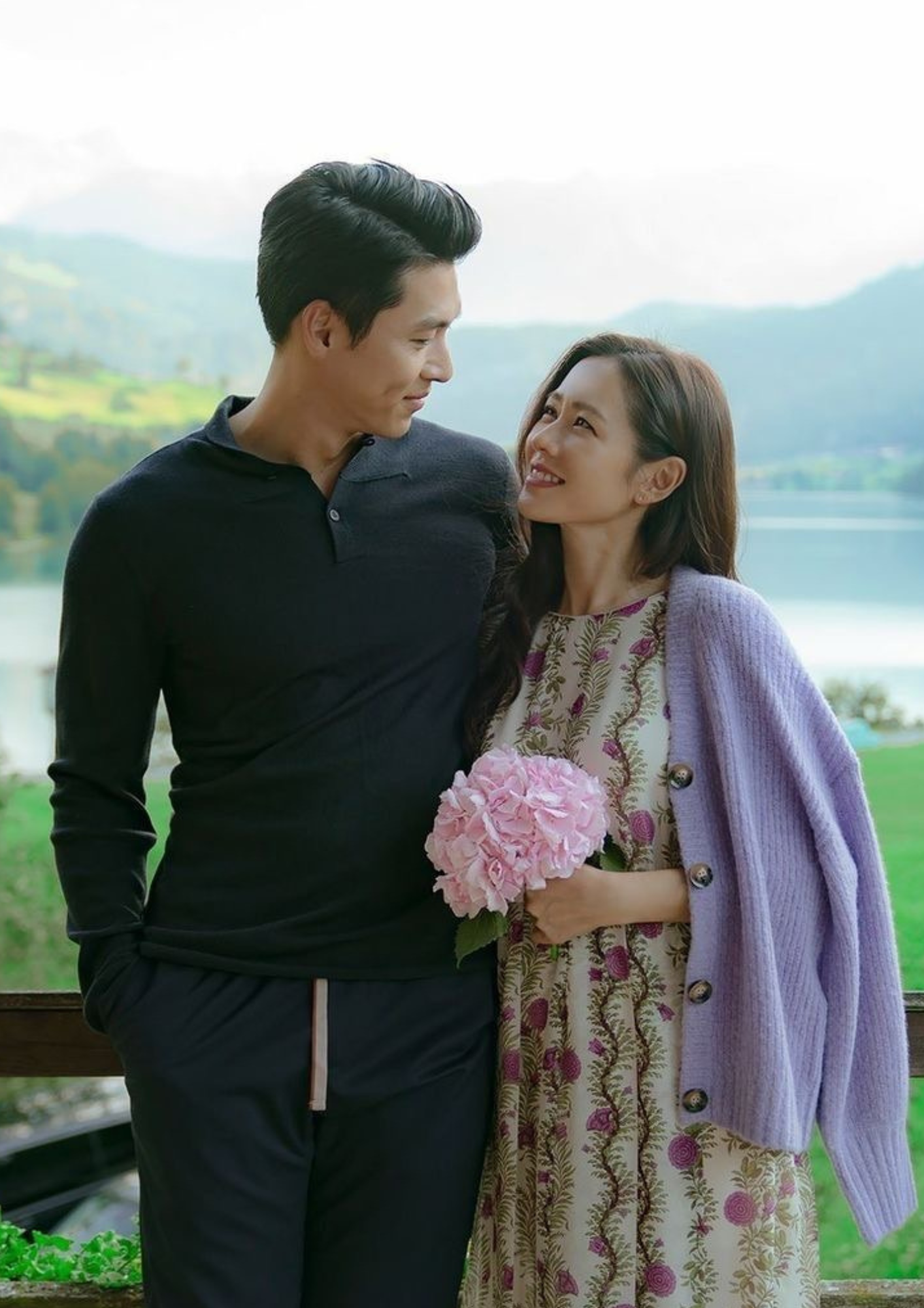 ชุดถ่ายพรีเวดดิ้งสบาย ๆ อย่างเสื้อคาดิแกนคู่กันแบบอบอุ่น