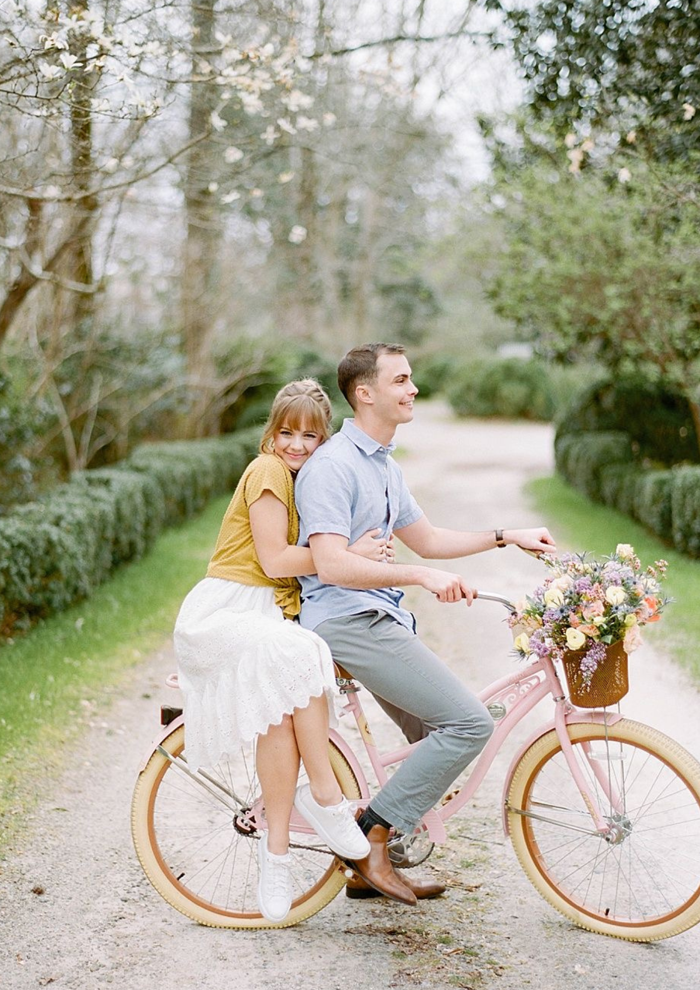 โพสท่าพรีเวดดิ้งแบบน่ารัก ๆ ด้วยจักรยานคันเก่านำทางรัก