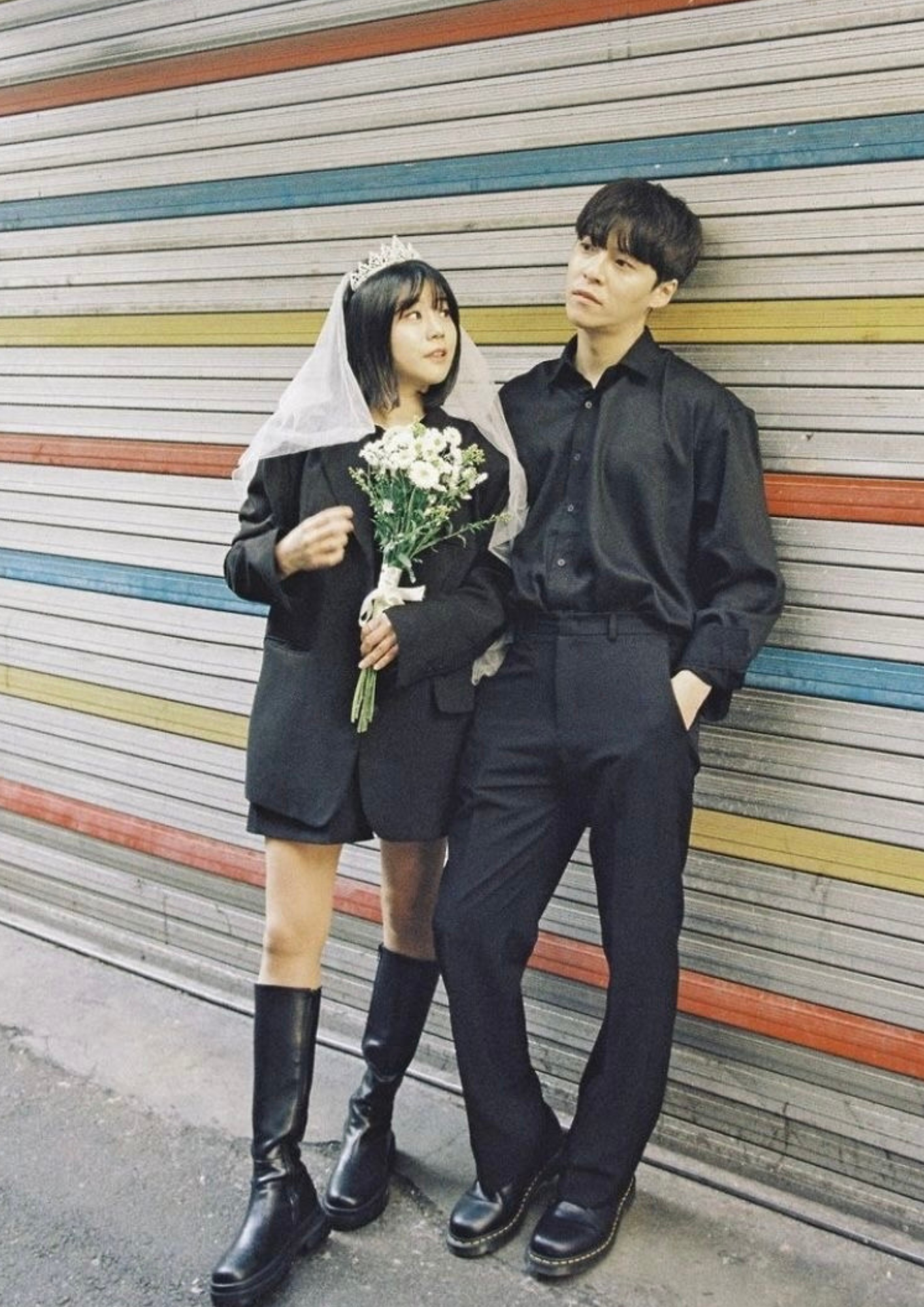 ทีม All black ห้ามพลาดกับชุดพรีเวดดิ้งสตรีทนี้เชียว