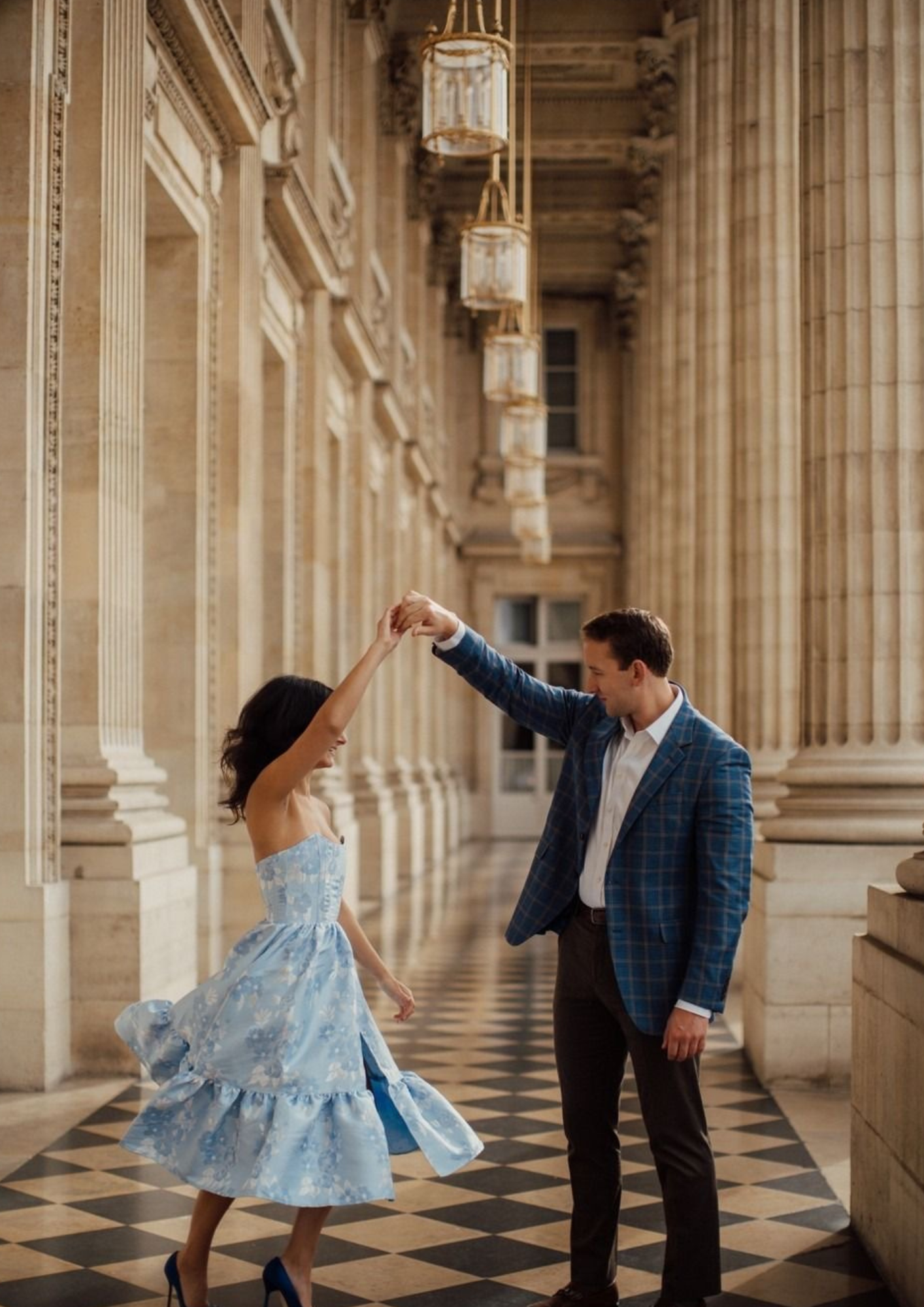 ท่าโพสถ่ายรูปพรีเวดดิ้งที่เต็มไปด้วยความสุขของการเต้น