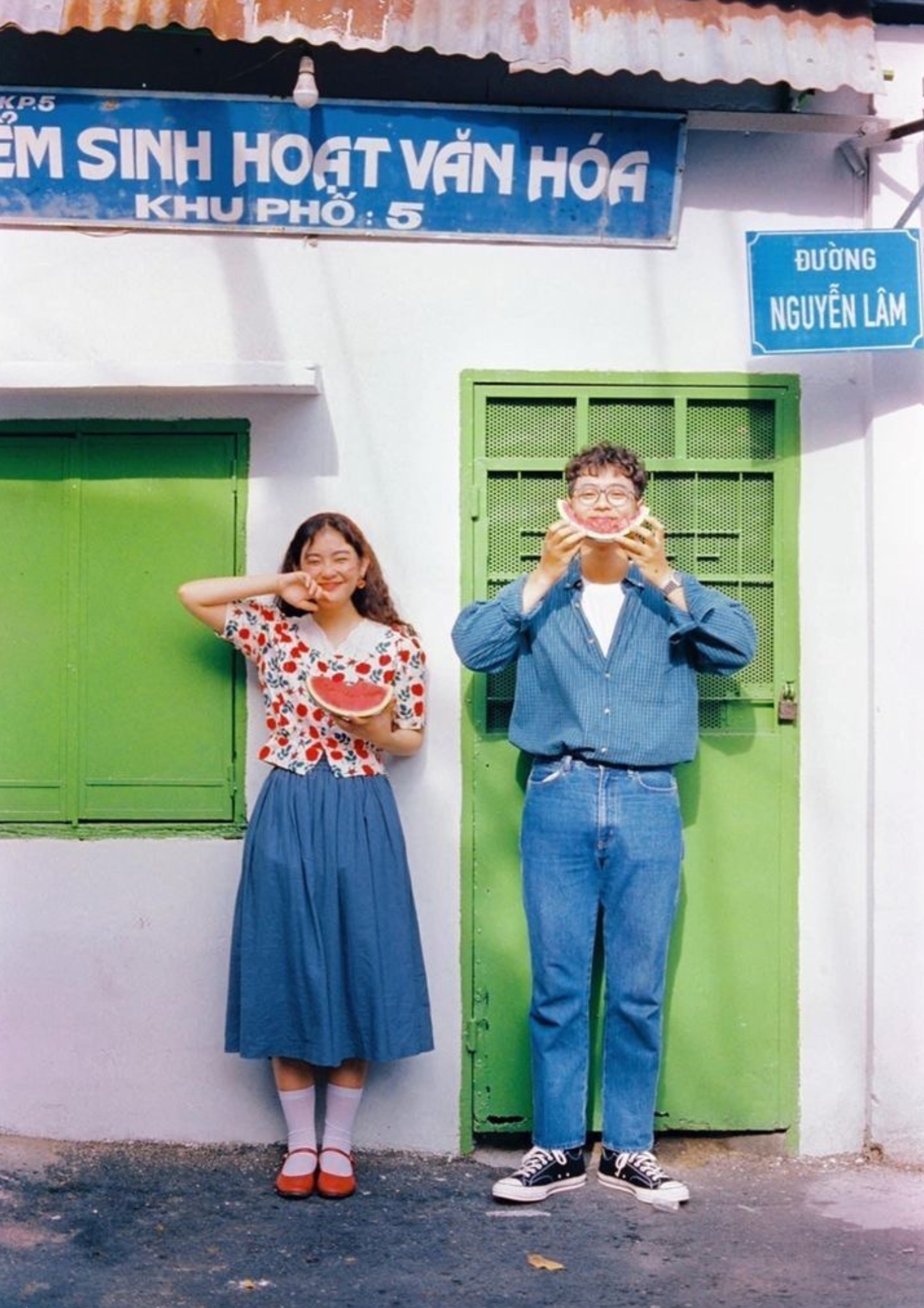 ชุดถ่ายพรีเวดดิ้งแนวสตรีทง่าย ๆ ด้วยยีนส์สีโปรดยิ่งซีดยิ่งสวยเหมือนความรักที่ถูกเติมเต็ม