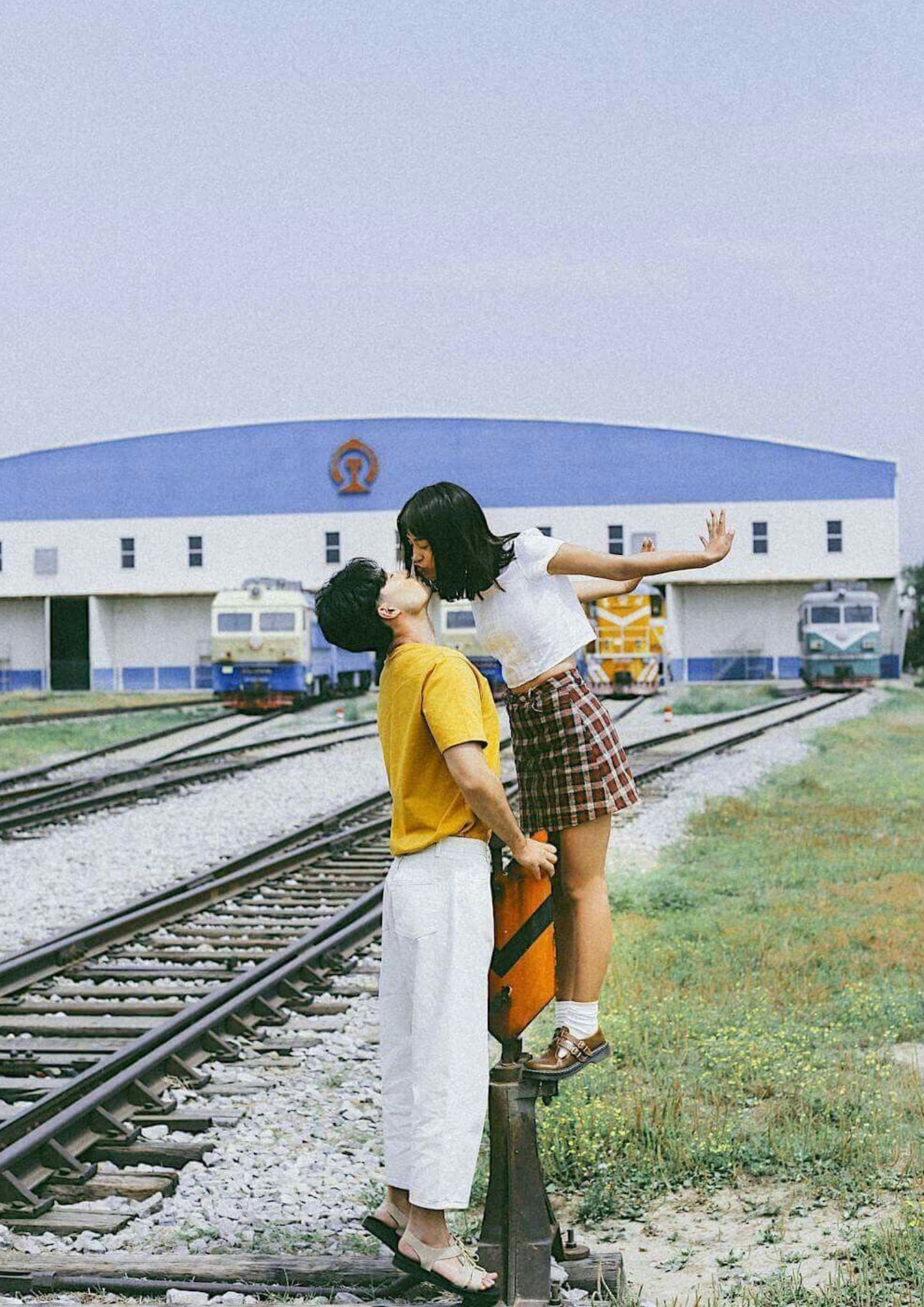 ท่าถ่ายพรีเวดดิ้งสุดฟินโน้มตัวลงมาจูบแบบหวานฉ่ำ