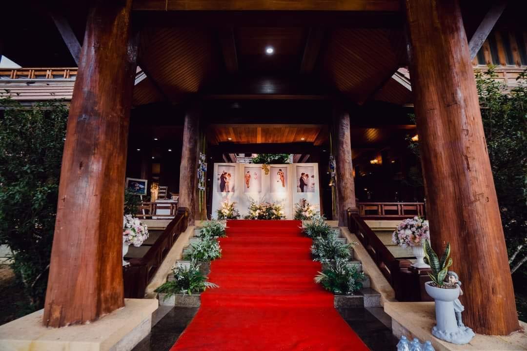 การตกแต่งพื้นที่จัดงานเน้นความรู้สึกแบบไทย ๆ ไม่หวือหวา