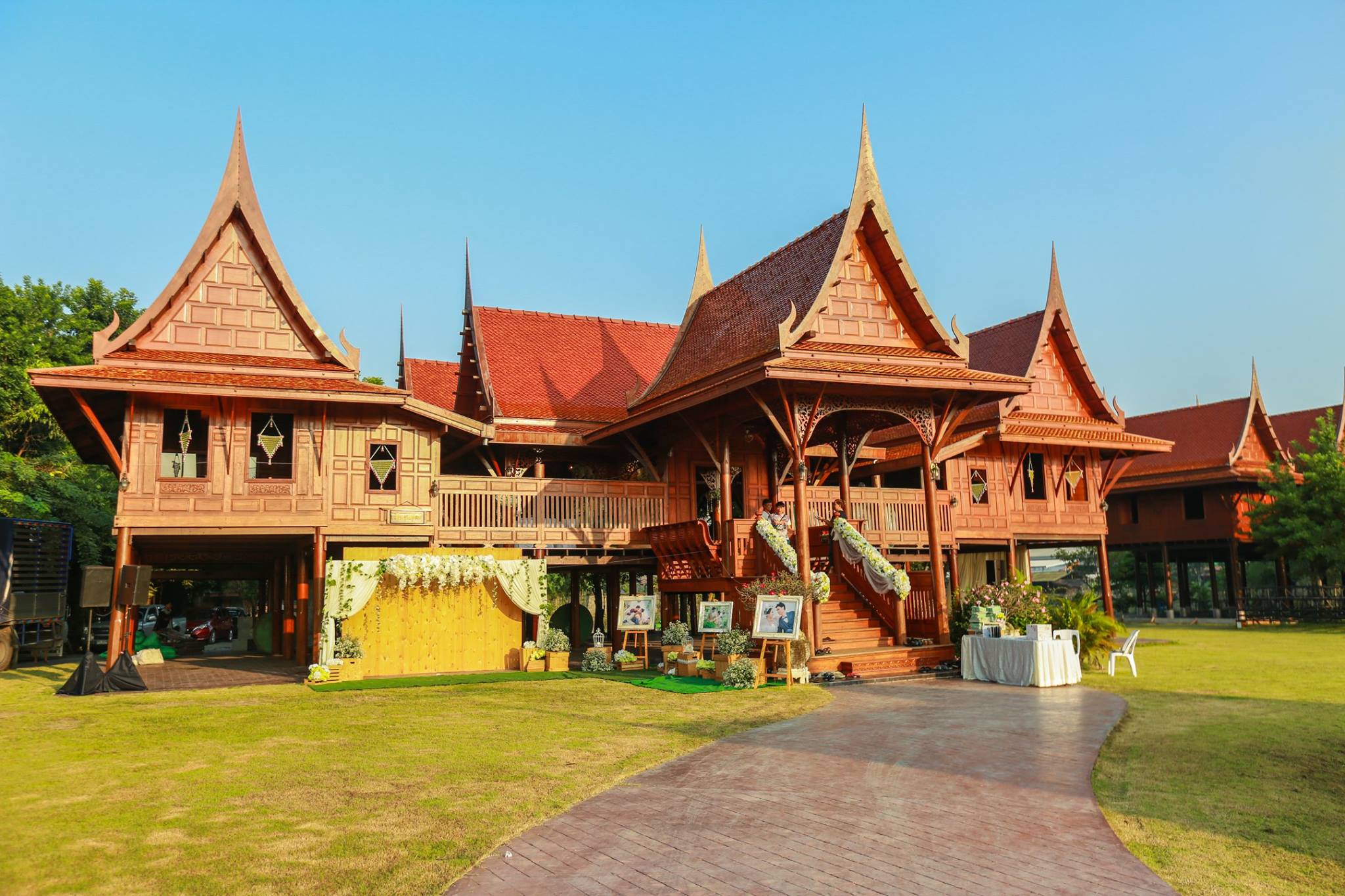 เรือนลดา เรือนไทยออกแบบให้วิจิตรตระการตา บนพื้นที่กว้างขวางกว่า 50 ไร่ที่รายล้อมด้วยธรรมชาติอันเขียวชะอุ่มและสระน้ำขนาดใหญ่