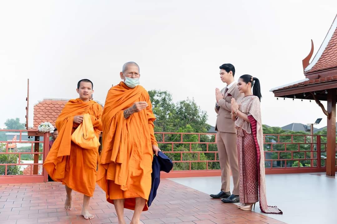 โซนศาลาด้านนอกไว้ทำพิธีสงฆ์ พิธีหมั้นหรือรดน้ำสังข์ในบรรยากาศสบาย ๆ หรือจะเป็นบันไดทางขึ้นที่เหมาะใช้ในการแห่ขันหมาก