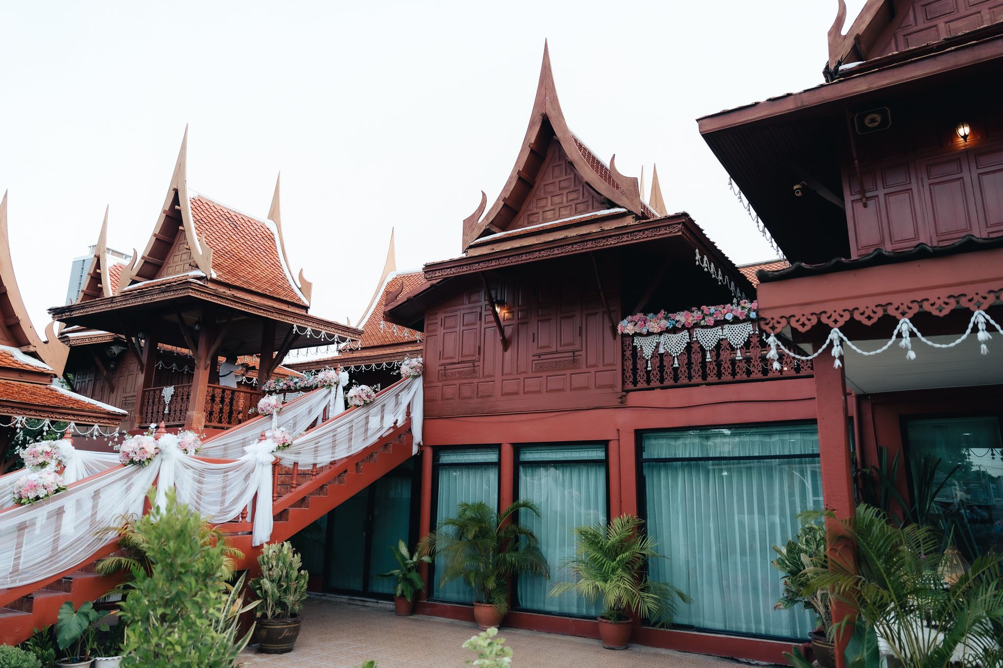 ห้องจัดเลี้ยงติดแอร์ที่รองรับแขกได้เป็นจำนวนมาก