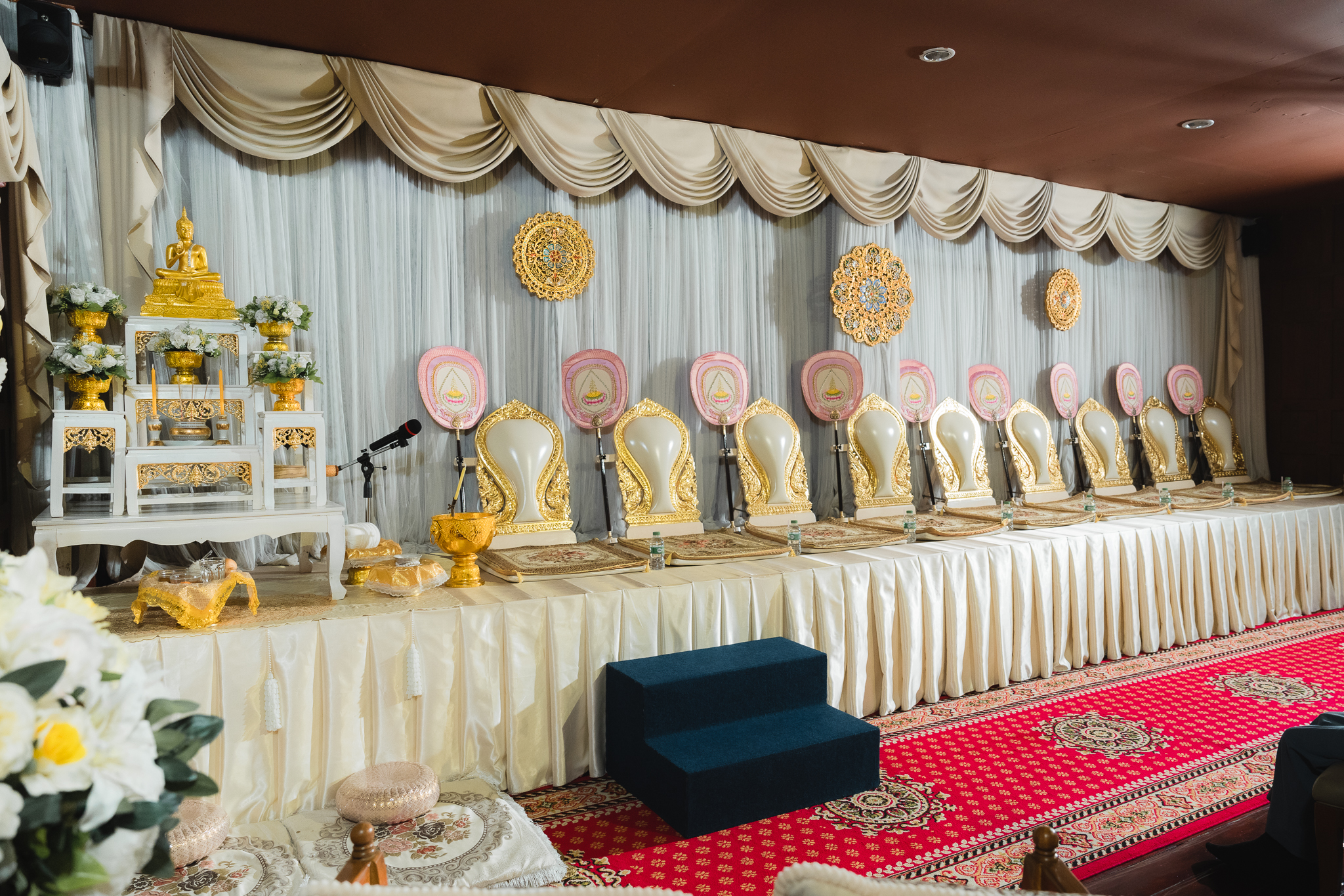 มีห้องจัดเลี้ยงมากมายที่ออกแบบมาเพื่อจัดพิธีต่าง ๆ ได้อย่างลงตัว อย่างห้องห้องพิธีสงฆ์ ห้องตัวส่ง ห้องพิธีสู่ขอรับไหว้