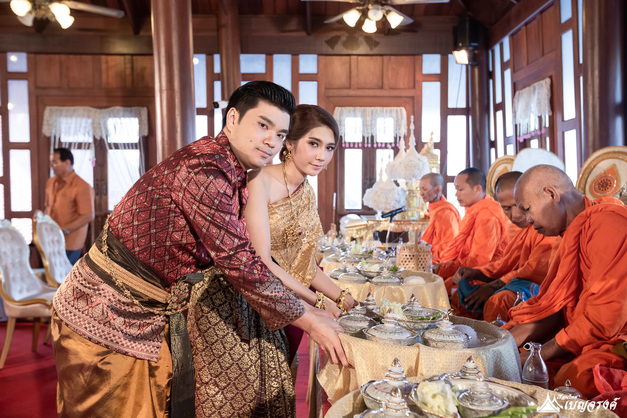 เรือนไทยหลังงาม สร้างบรรยากาศแบบไทย ๆ มีพื้นที่รองรับแขกได้จำนวนมาก