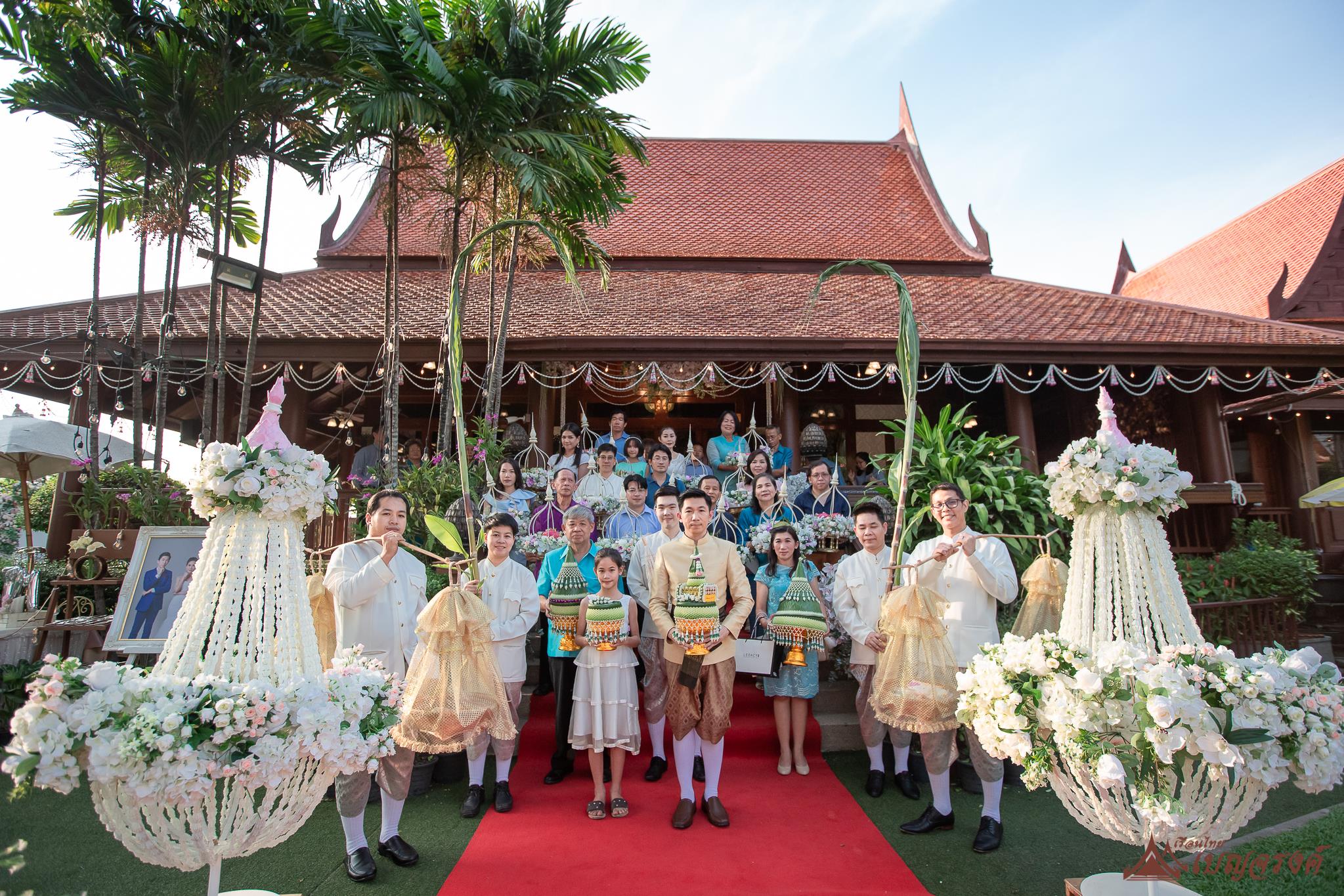 เรือนเบญจรงค์ ด้านหน้ามีบันไดกว้างขวางที่นิยมใช้จัดพิธีแห่ขันหมาก ภายในตกแต่งด้วยเฟอร์นิเจอร์ไม้ได้ความย้อนยุค