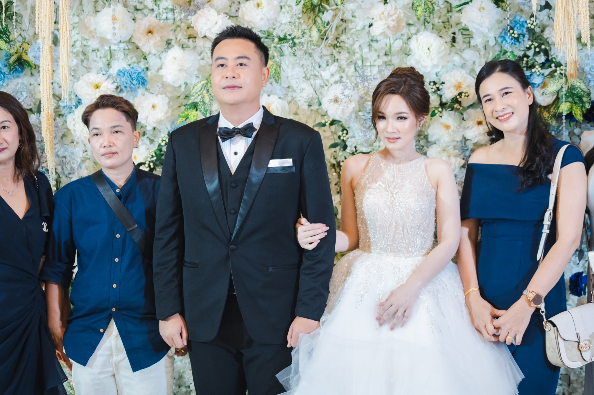 ถ่ายรูปหน้า backdrop งานแต่งคุณบูมและคุณทราย