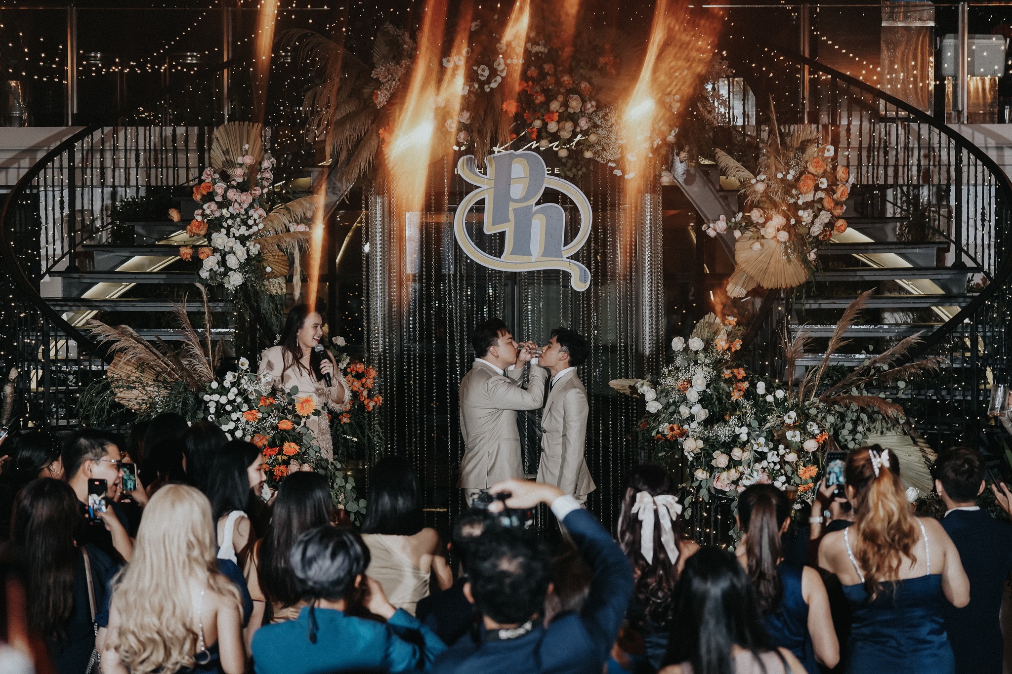 มีบันไดวงกลมมุมสุดคลาสสิคสัญลักษณ์ของ Hotel Once Bangkok