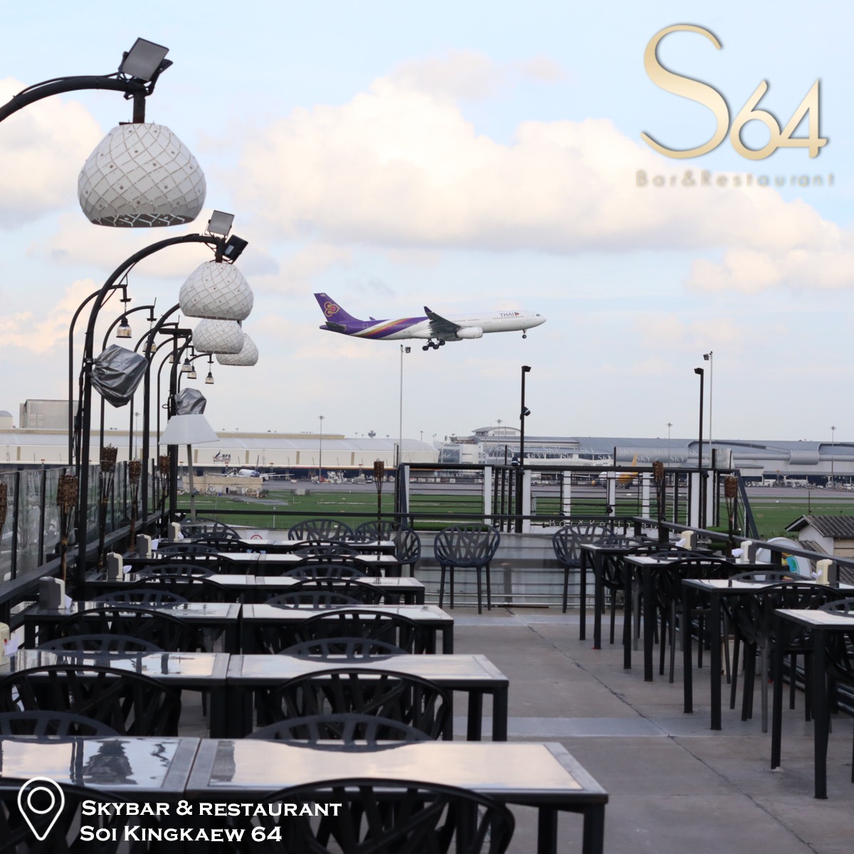 Sky Bar 64 Suvarnabhumi มีบันไดวนสุดเก๋ที่มี Background เป็นรันเวย์สนามบินสุวรรณภูมิ