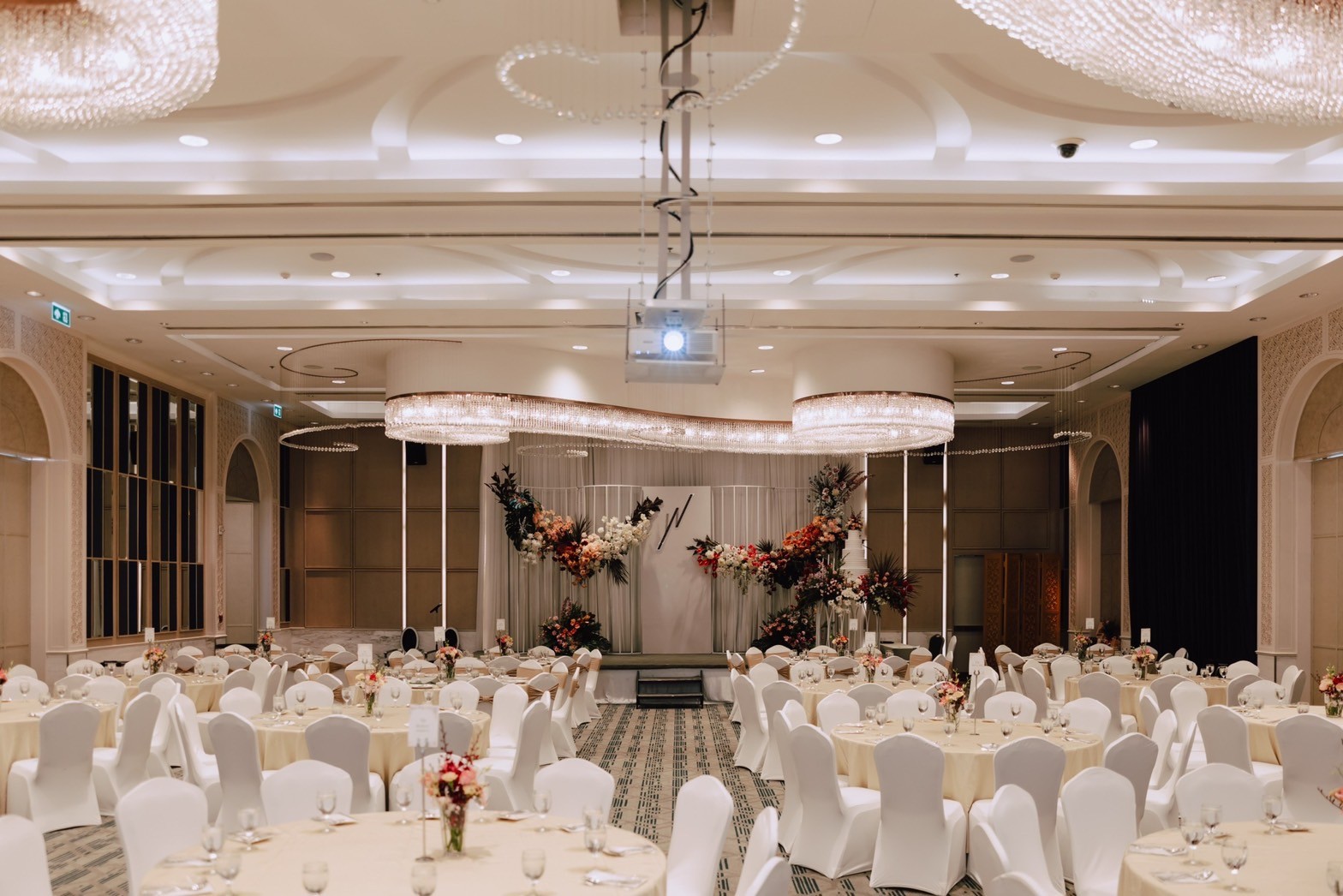 ยู สาทร สถานที่จัดงานแต่งสุดโรแมนติก รายล้อมด้วยธรรมชาติ