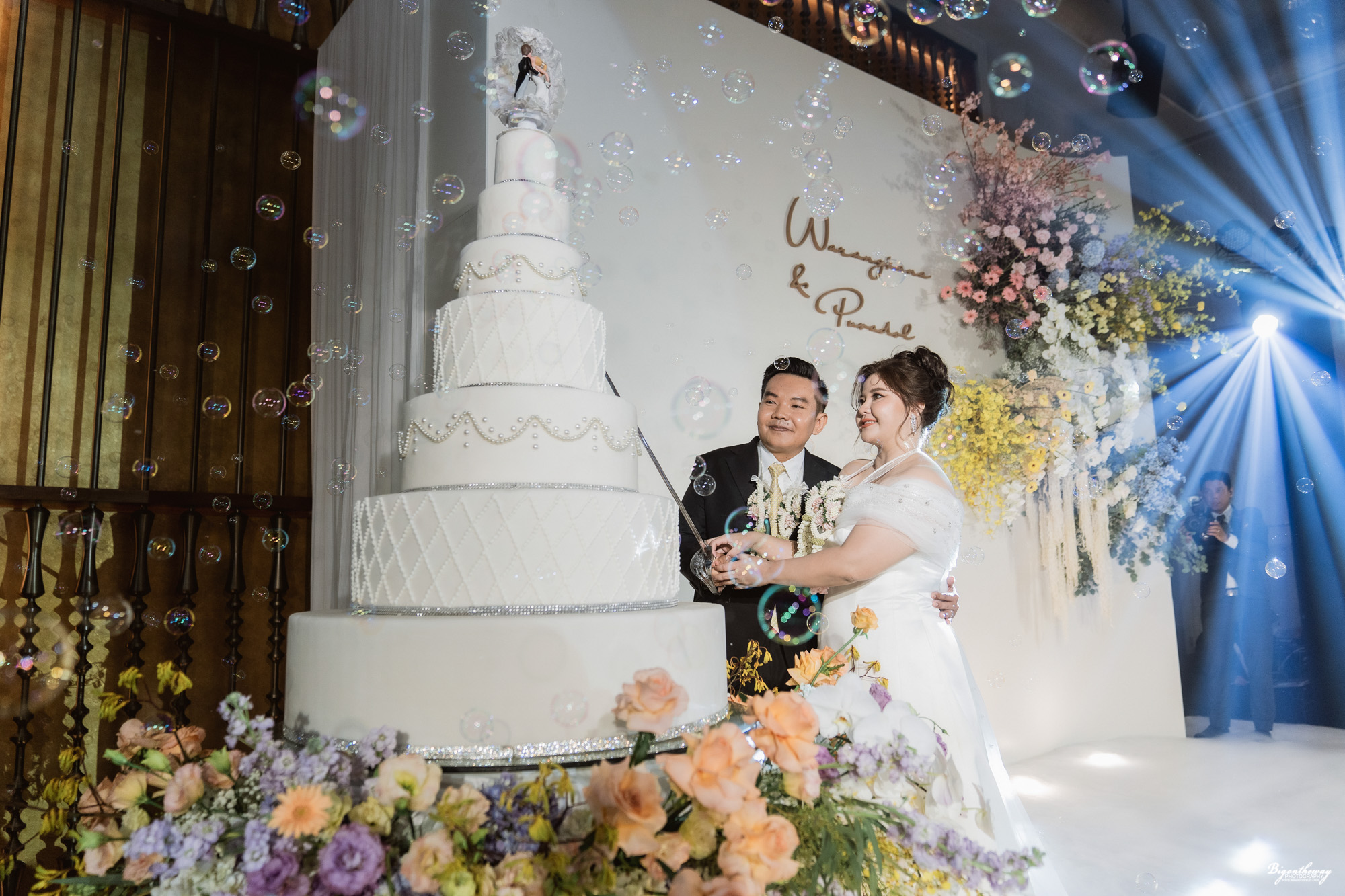 ตัดเค้กฉลองงานมงคล