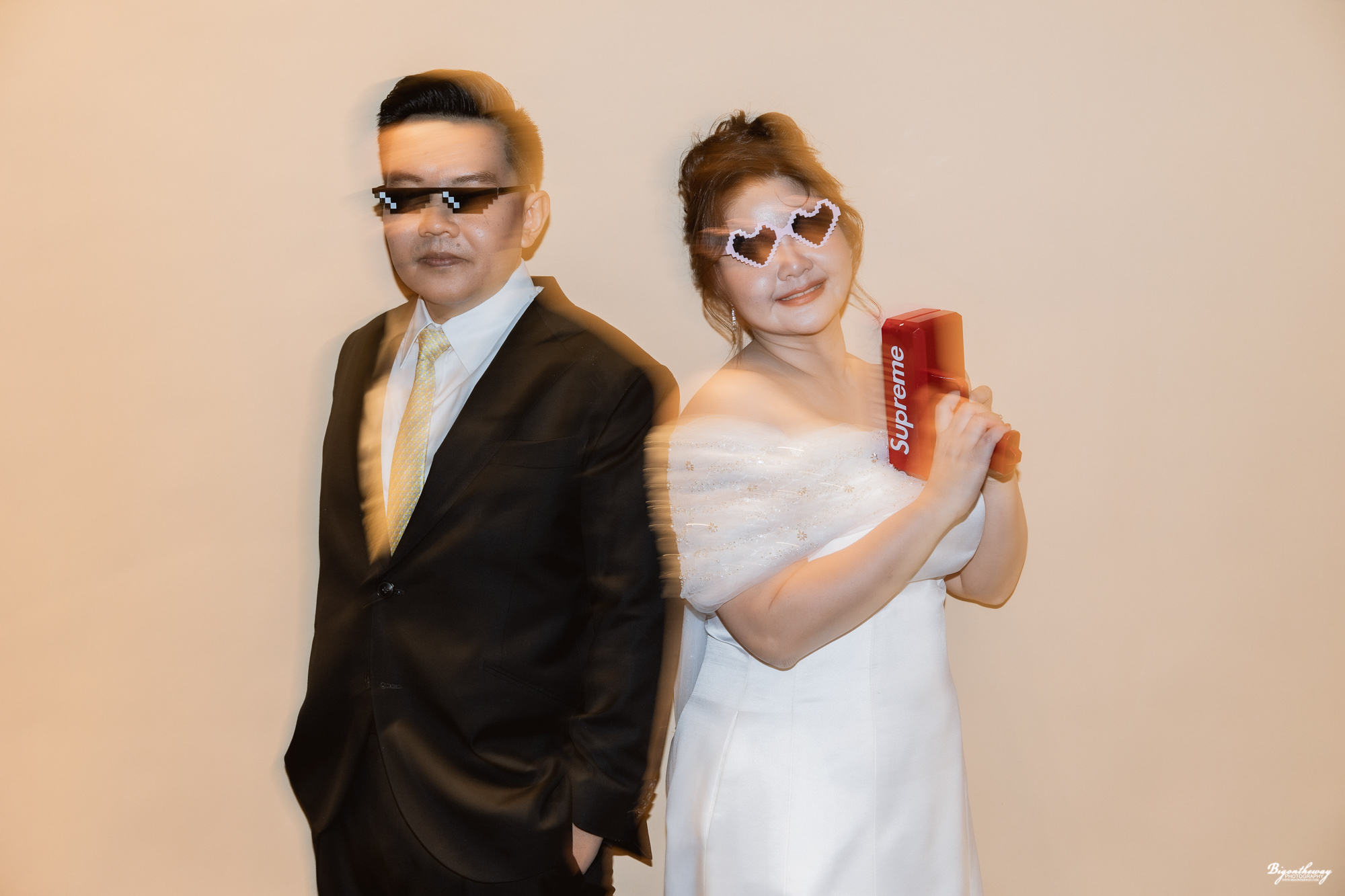 ความรักที่เต็มไปด้วยความสุขของคู่บ่าวสาว