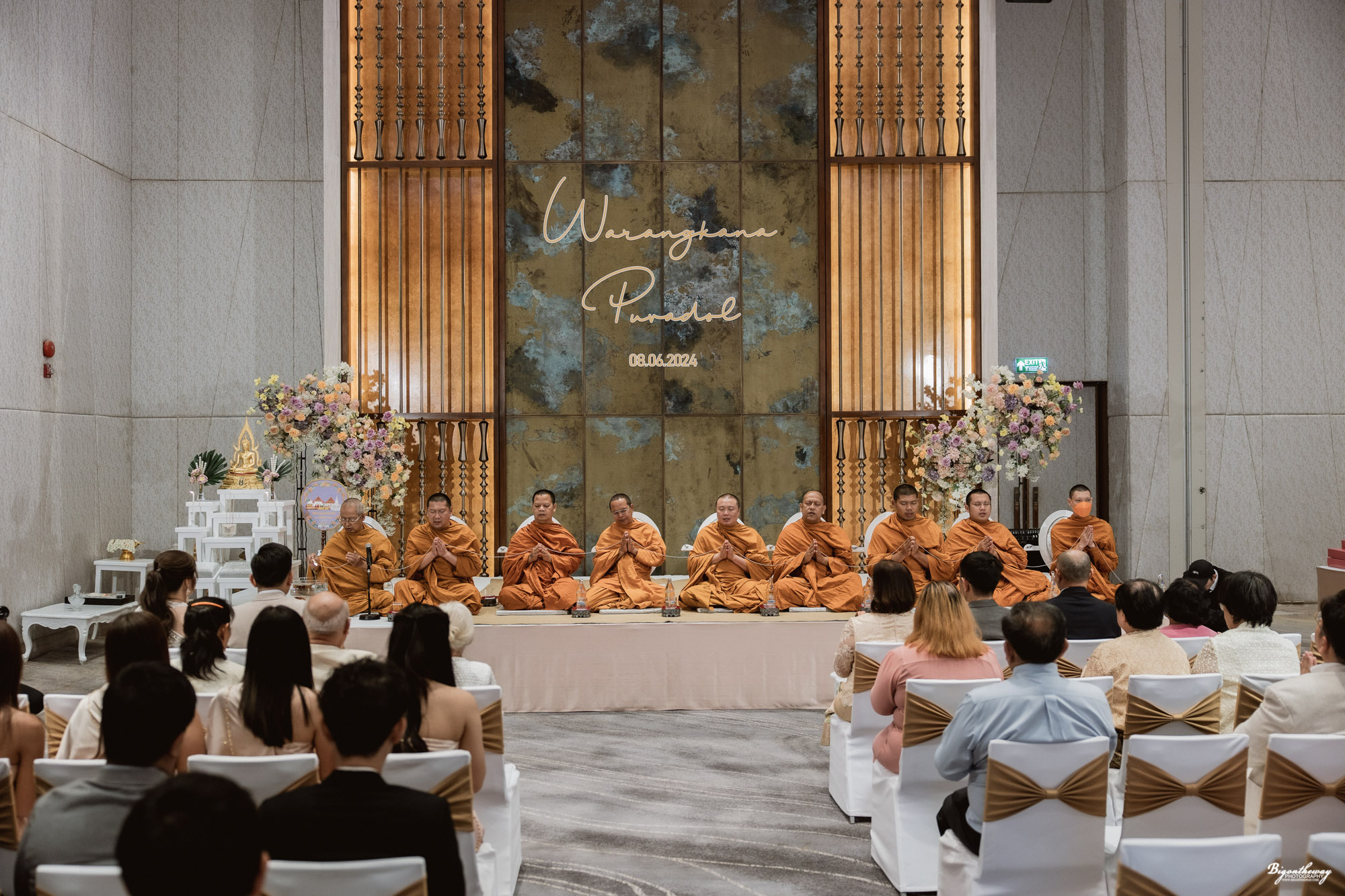 พระสงฆ์สวดมนต์รับพร Millennium Hilton Bangkok