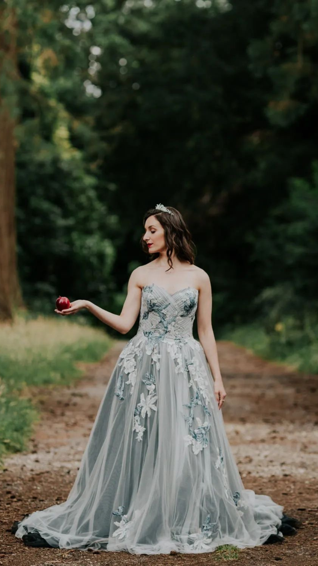 ชุดแต่งงานสีเทาใส่ถ่ายพรีเวดดิ้งท่ามกลางธรรมชาติก็ดึงดูดไปอีกแบบ