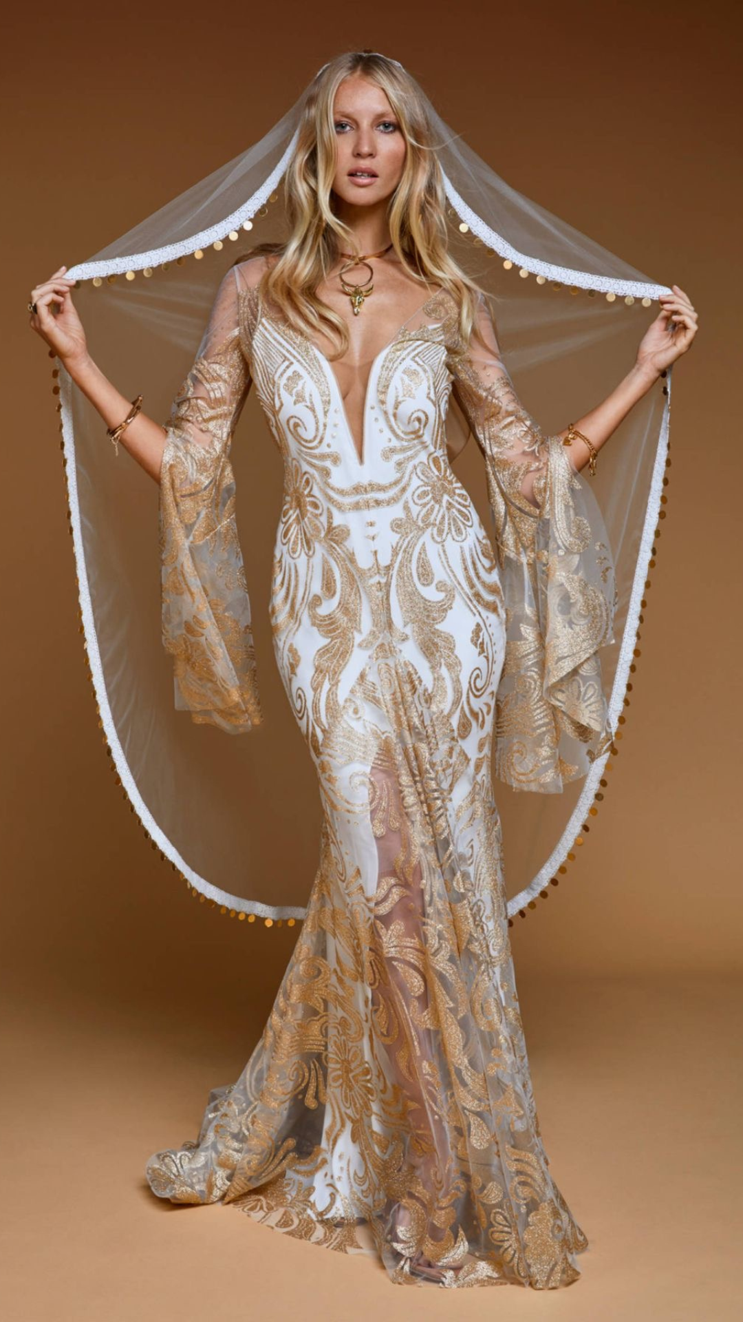 ชุดเจ้าสาวโบฮีเมียนสีทองสุดปัง