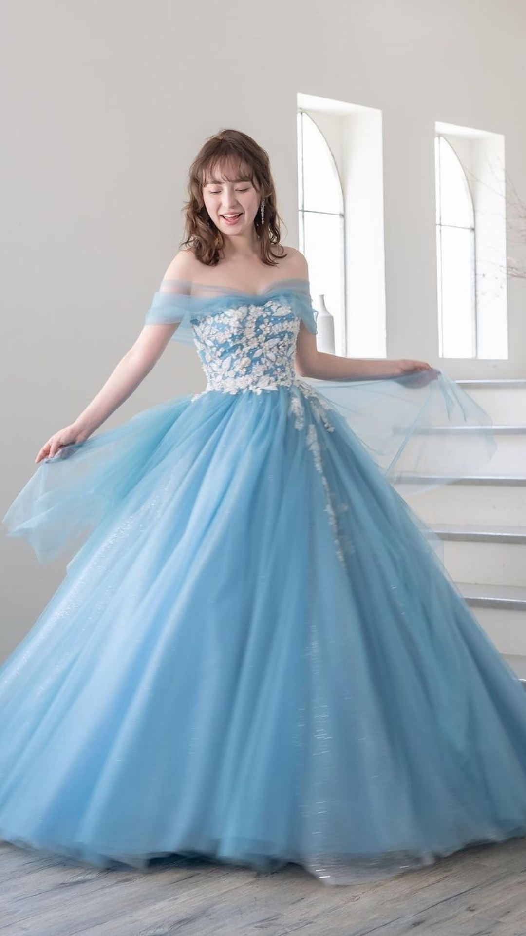 ความสดใสของท้องฟ้าที่มาเป็นสีของชุดเจ้าสาว