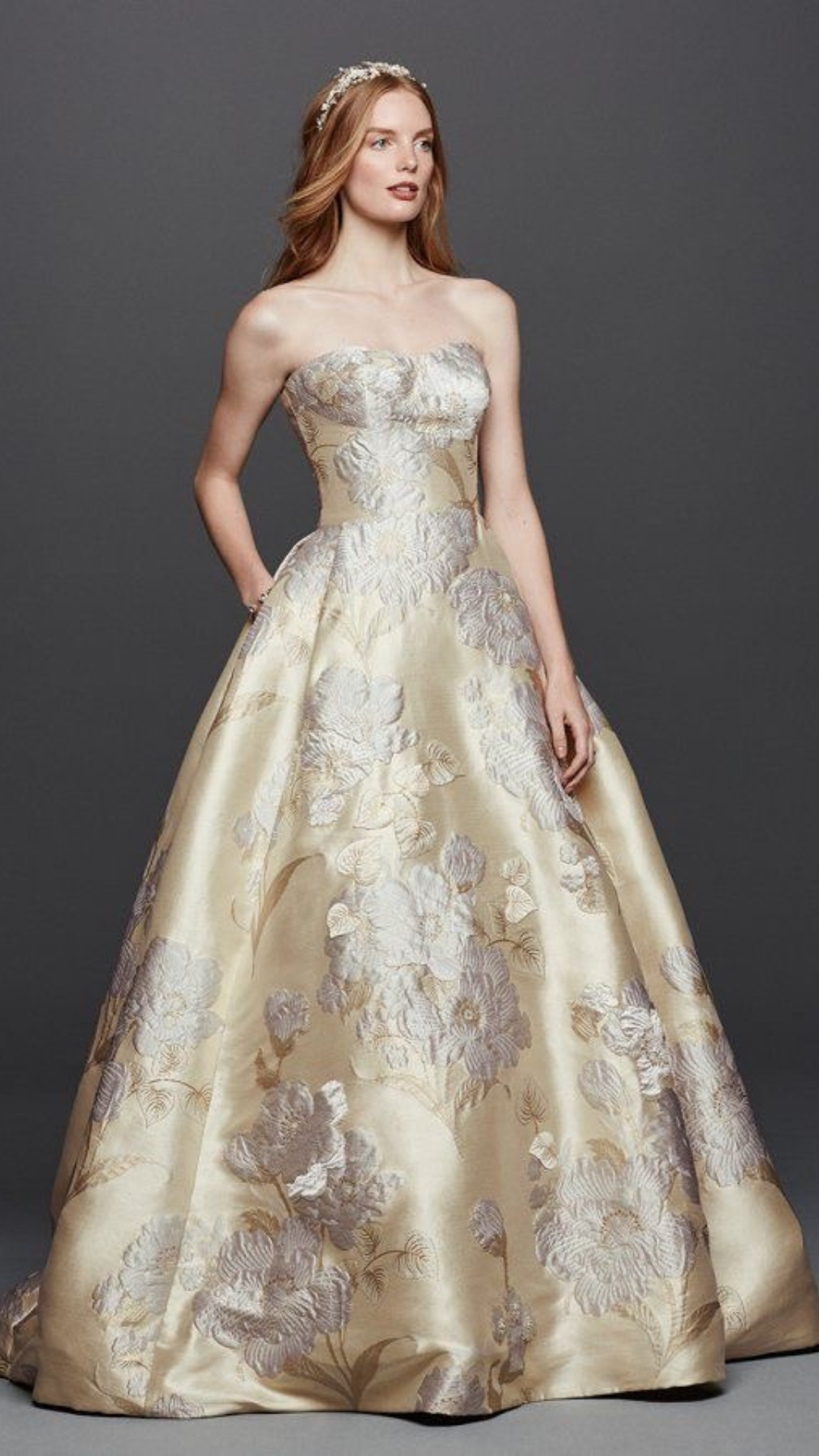 ชุดแต่งงานสีทองที่ไม่ควรพลาด