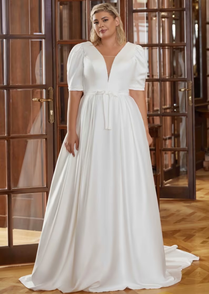 ชุดเจ้าสาวหุ่นพลัสไซส์เรียบ ๆ สไตล์มินิมอลแต่มีลูกเล่นผูกเอว