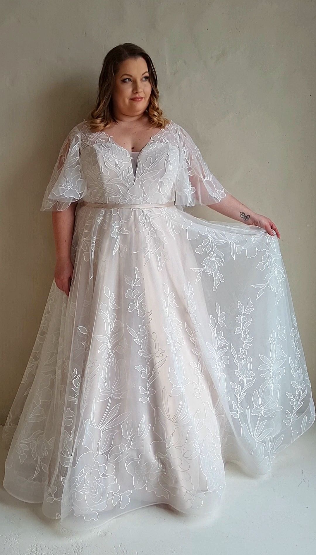 ชุดเจ้าสาวหุ่นอวบสองชั้นผ้าซีทรูแขนสั้นใส่สบาย