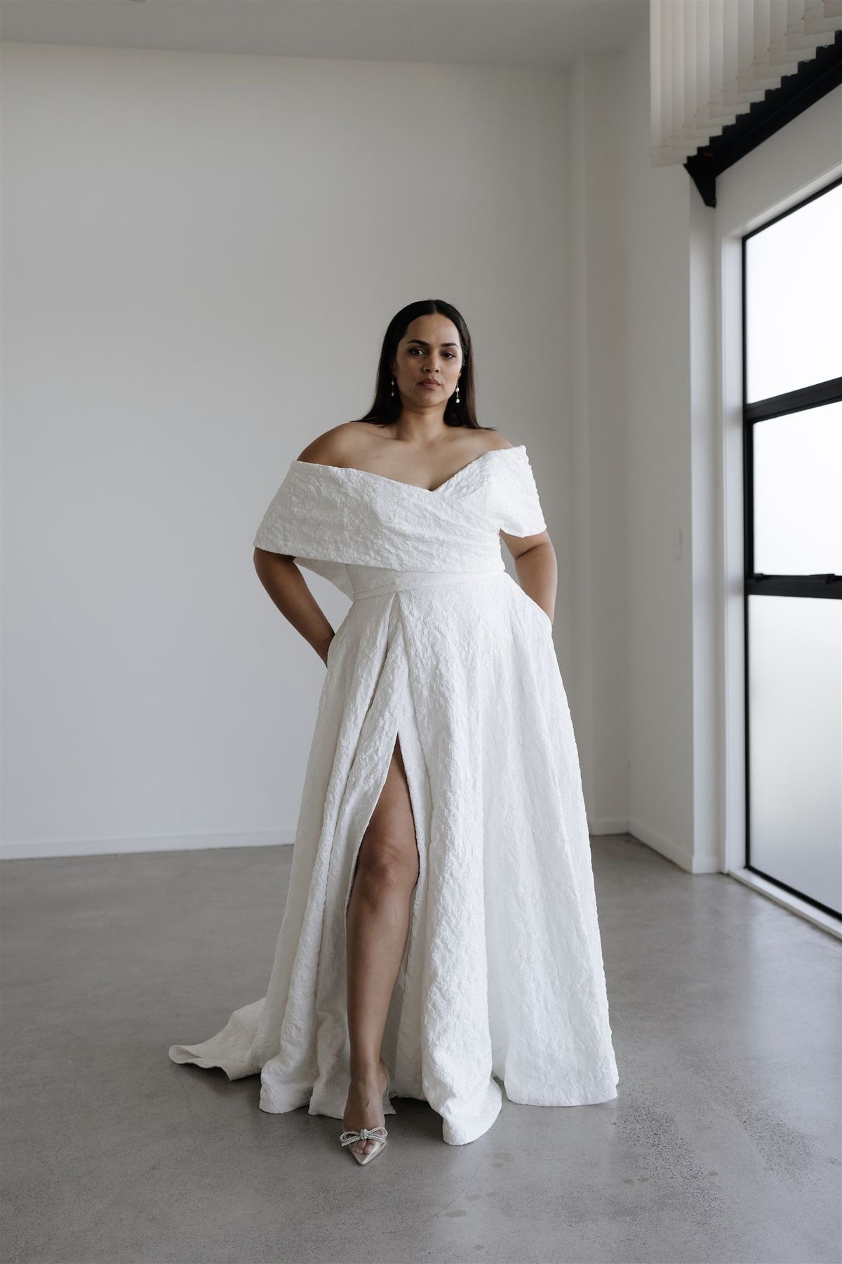 ชุดแต่งงานคนอวบแบบคอวีจะช่วยให้ไหล่ดูแคบลง