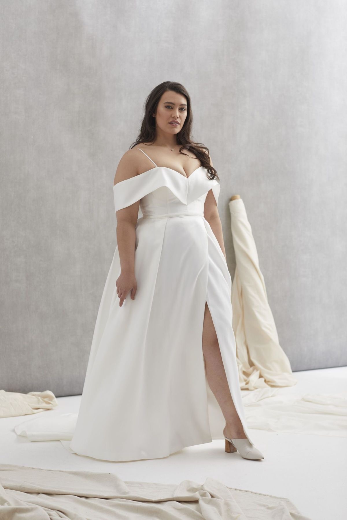 ชุดเจ้าสาวหุ่นอวบสายเดี่ยวช่วงคอวีและแหวกกระโปรงเพิ่มความสบายตัว