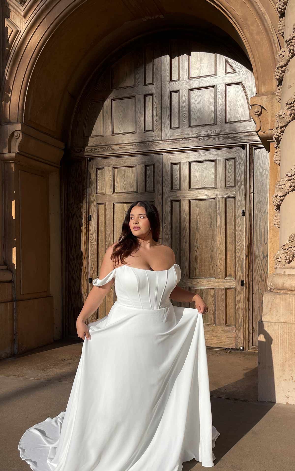 ชุดเจ้าสาวพลัสไซส์แบบคอเซ็ทเน้นช่วงบนแบบมินิมอล