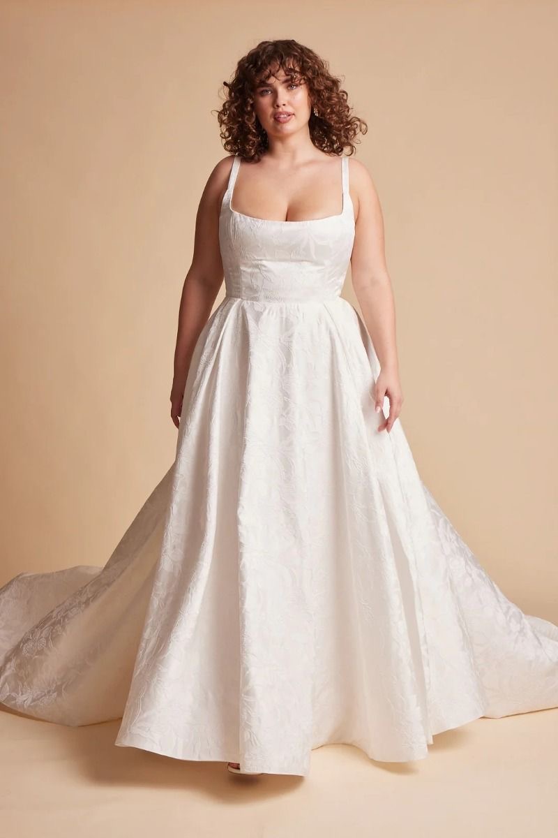 ชุดเจ้าสาวพลัสไซส์ทรง A-Line ที่เข้าได้ดีกับทุกรูปร่าง