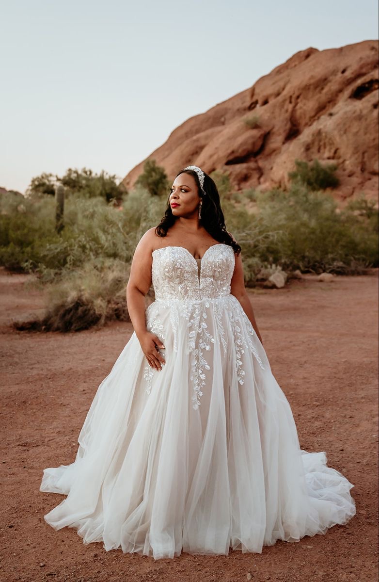 ชุดแต่งงานเจ้าสาวพลัสไซส์แบบเกาะอกและกระโปรงยาวพริ้ว