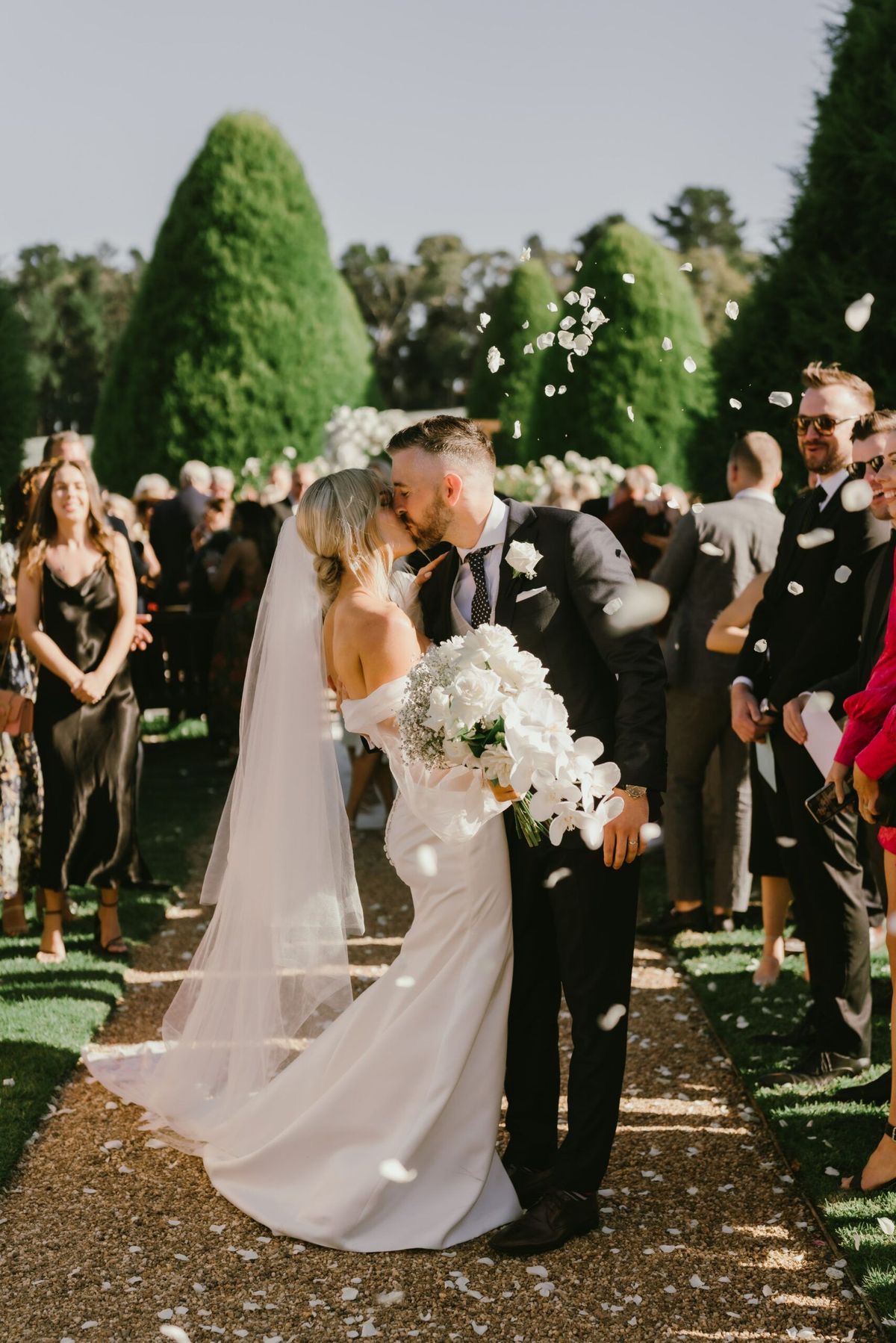 จูบปฎิญาณท่ามกลางสักขีพยานมากมายในงานแต่งแบบ Vow Ceremony