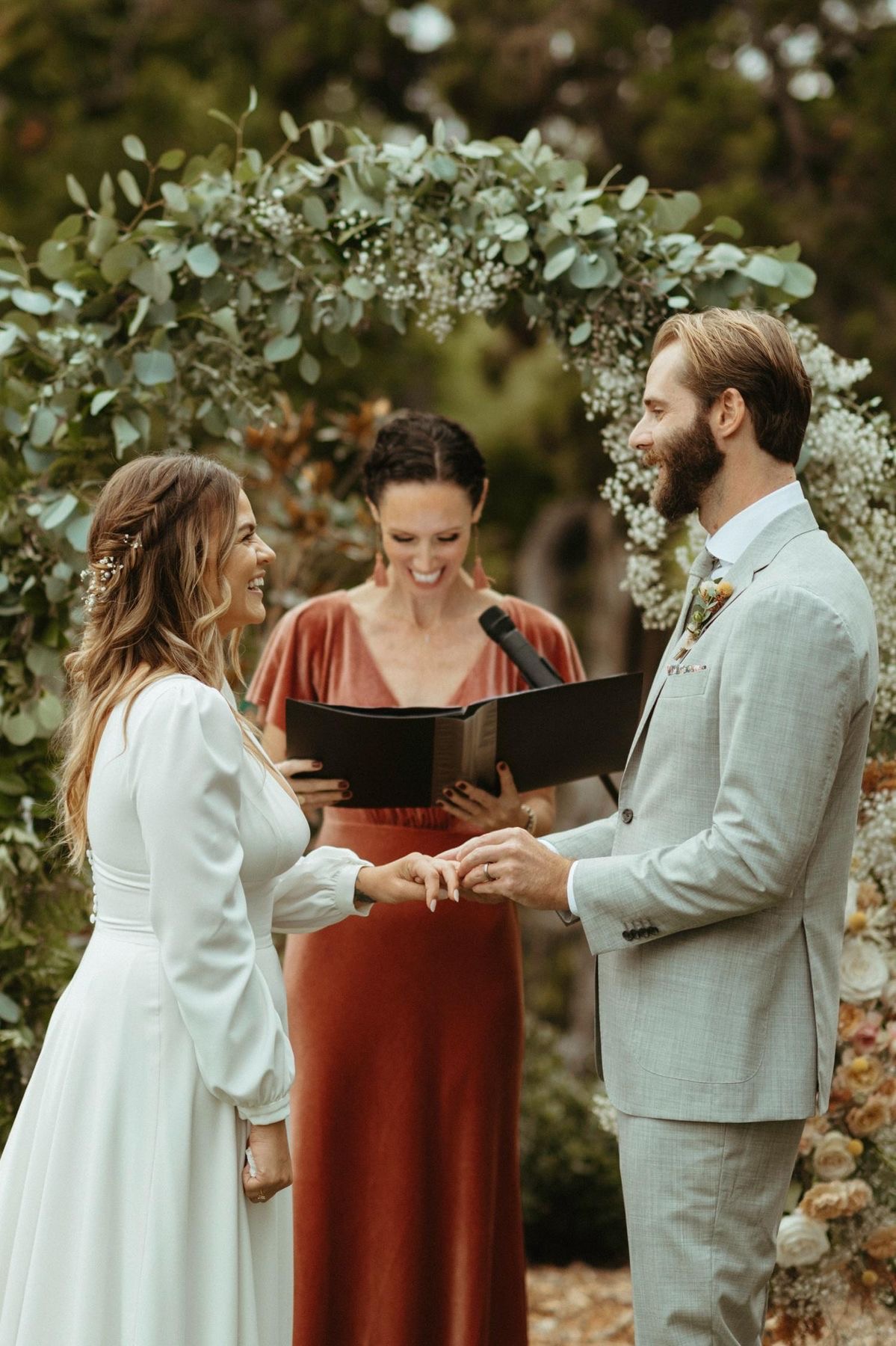 การแต่งงานแบบ Vow Ceremony และการแลกแหวนให้กัน