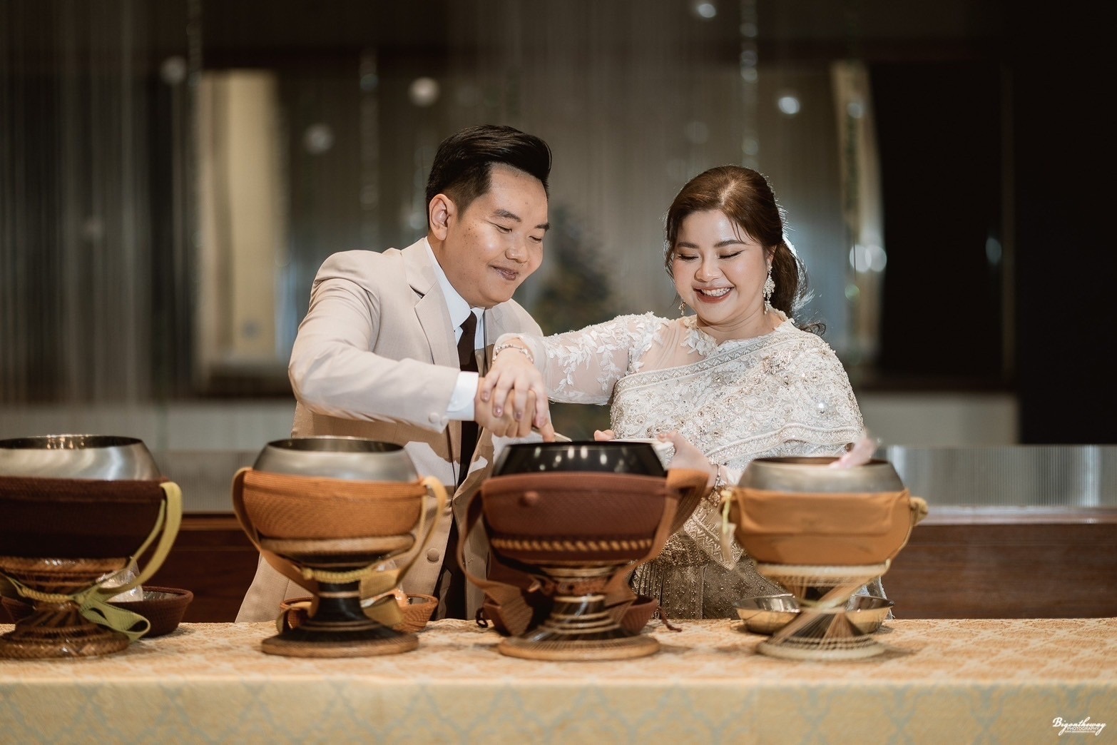 พิธีตักบาตรของคู่บ่าวสาวสุดน่ารักที่ Millennium Hilton Bangkok