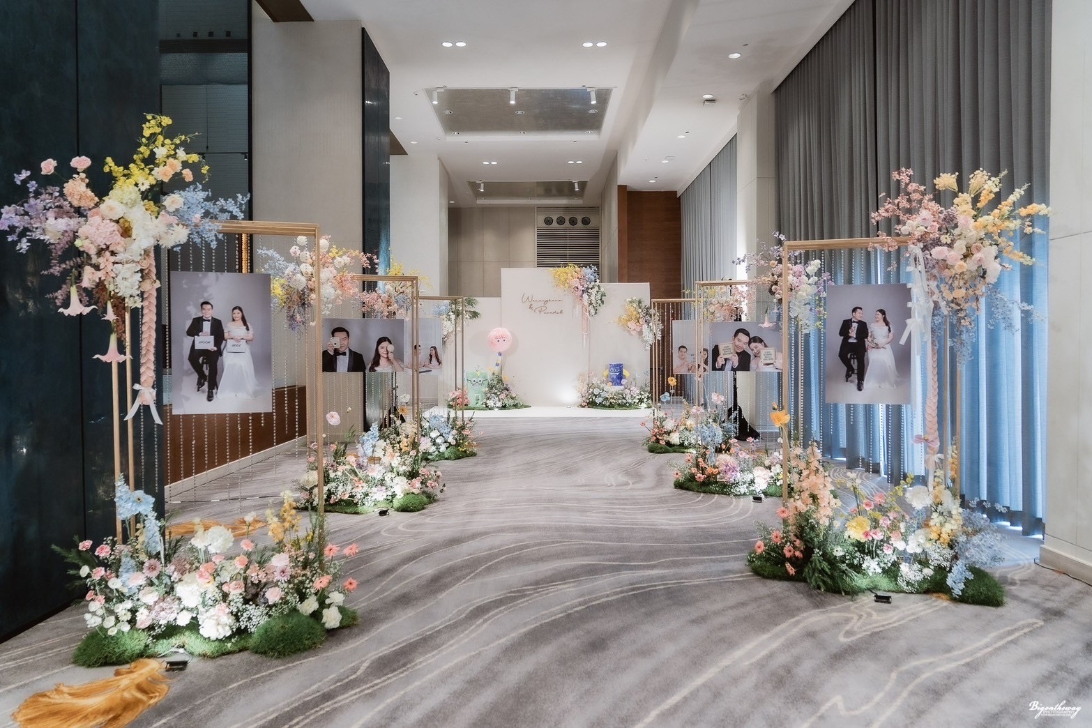 ทางเข้างานที่เต็มไปด้วยเรื่องราวความรักของคุณโมและคุณจิ๊บ ณ Millennium Hilton Bangkok