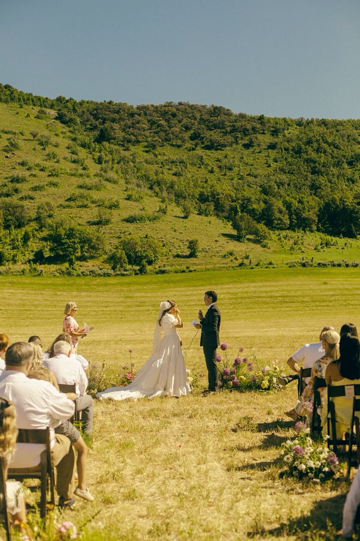 อากาศที่อบอุ่นกับทุ่งหญ้าเขียวสดในงานแต่งแบบ Vow Ceremony