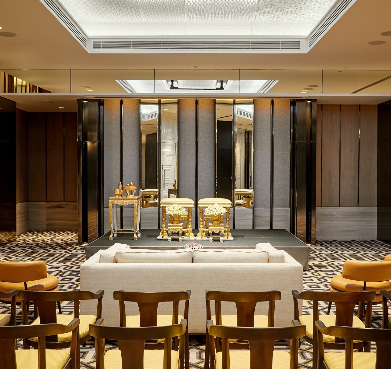 โรงแรม มณเฑียร สุรวงศ์ ให้บ่าวสาวได้จัดงานแต่งงานตามพิธีที่ต้องการ มีสิ่งอำนวยความสะดวกให้ครบครัน